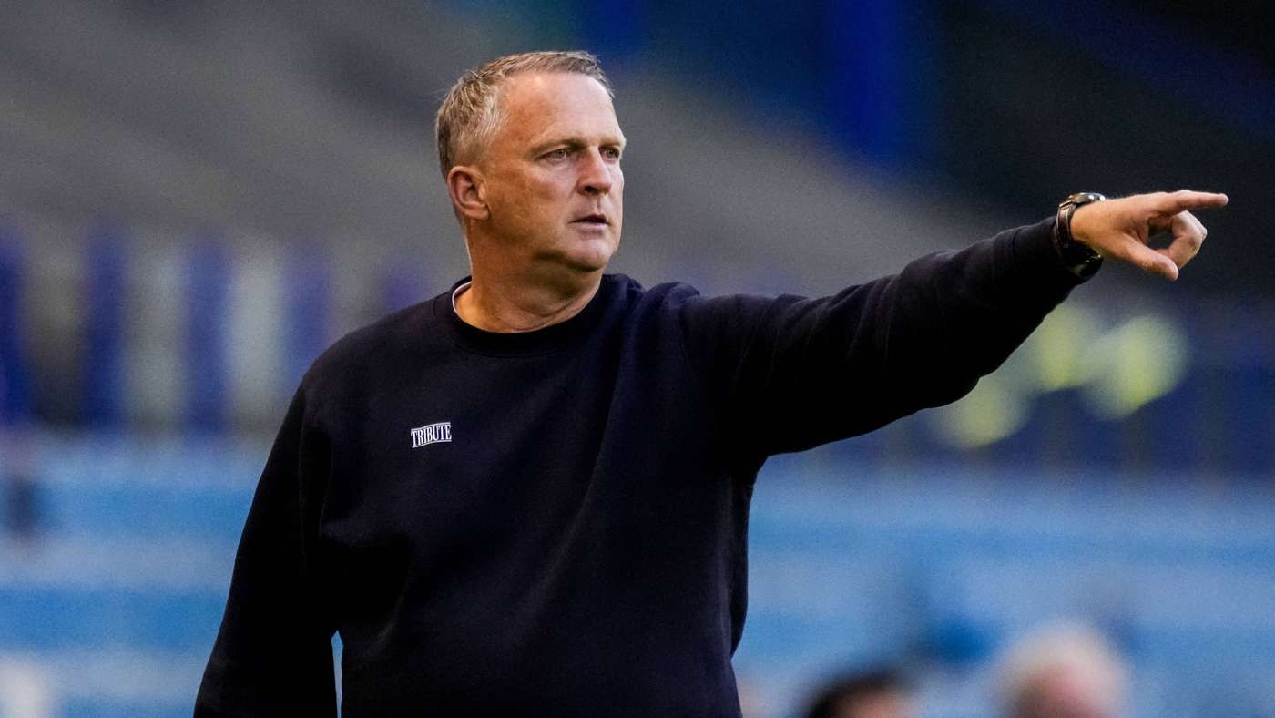 John van den Brom vindt na vertrek bij Vitesse nieuwe trainersklus in ...