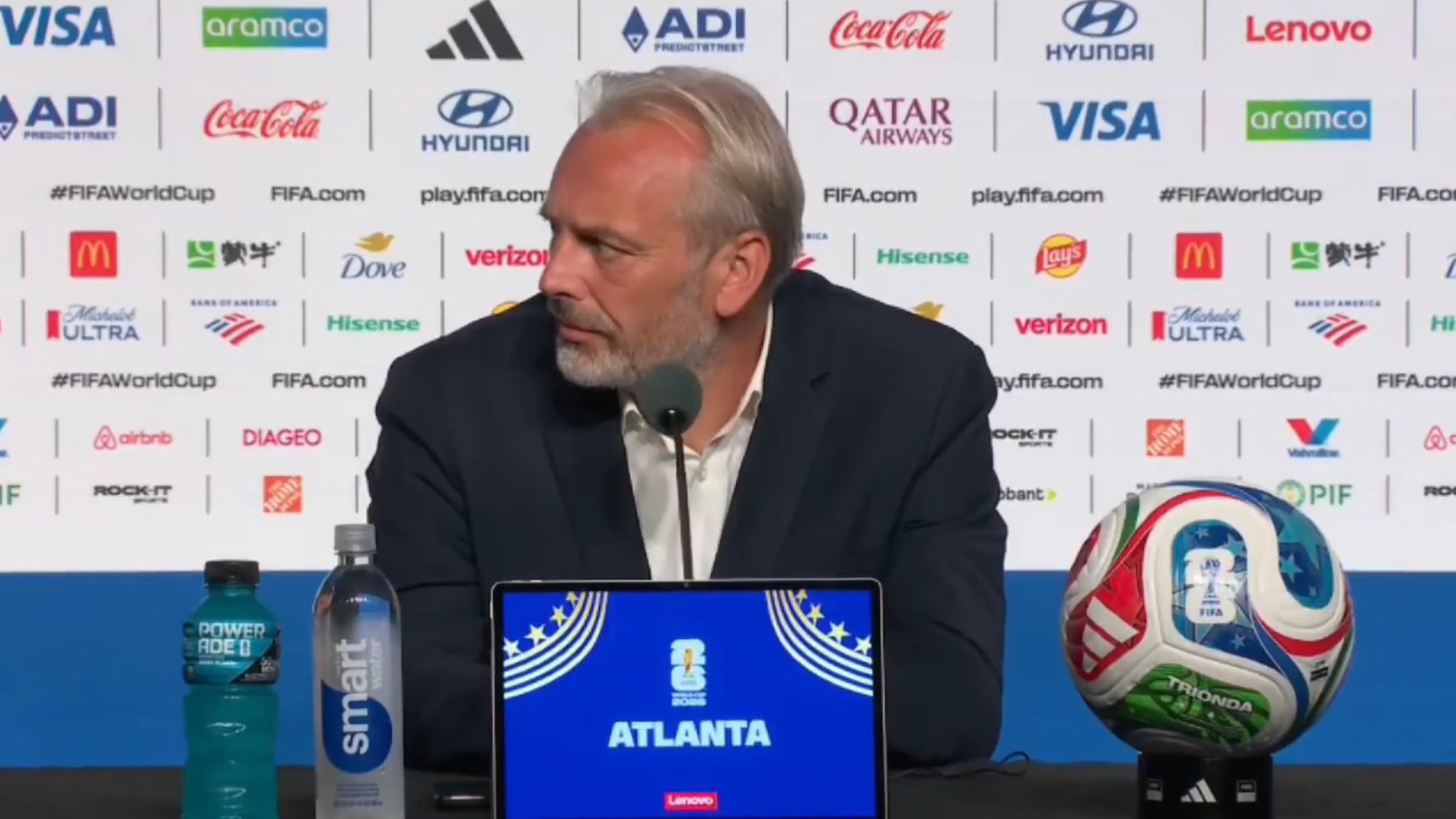 Bondscoach Sébastien Desabre van DR Congo hoort schokkend nieuws tijdens persconferentie