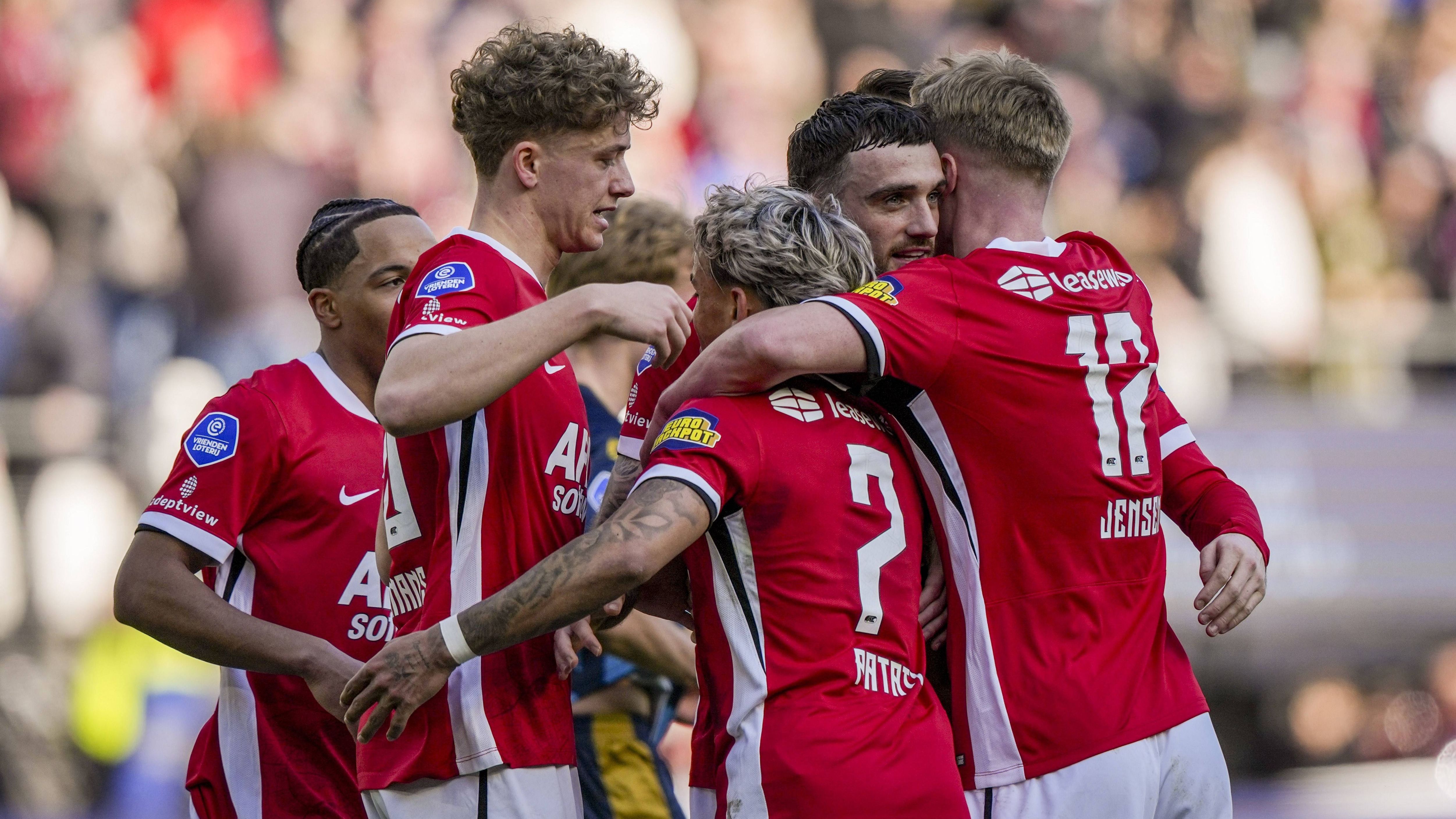 AZ herovert plek zes na ruime zege en duwt Heracles Almelo dieper in de problemen