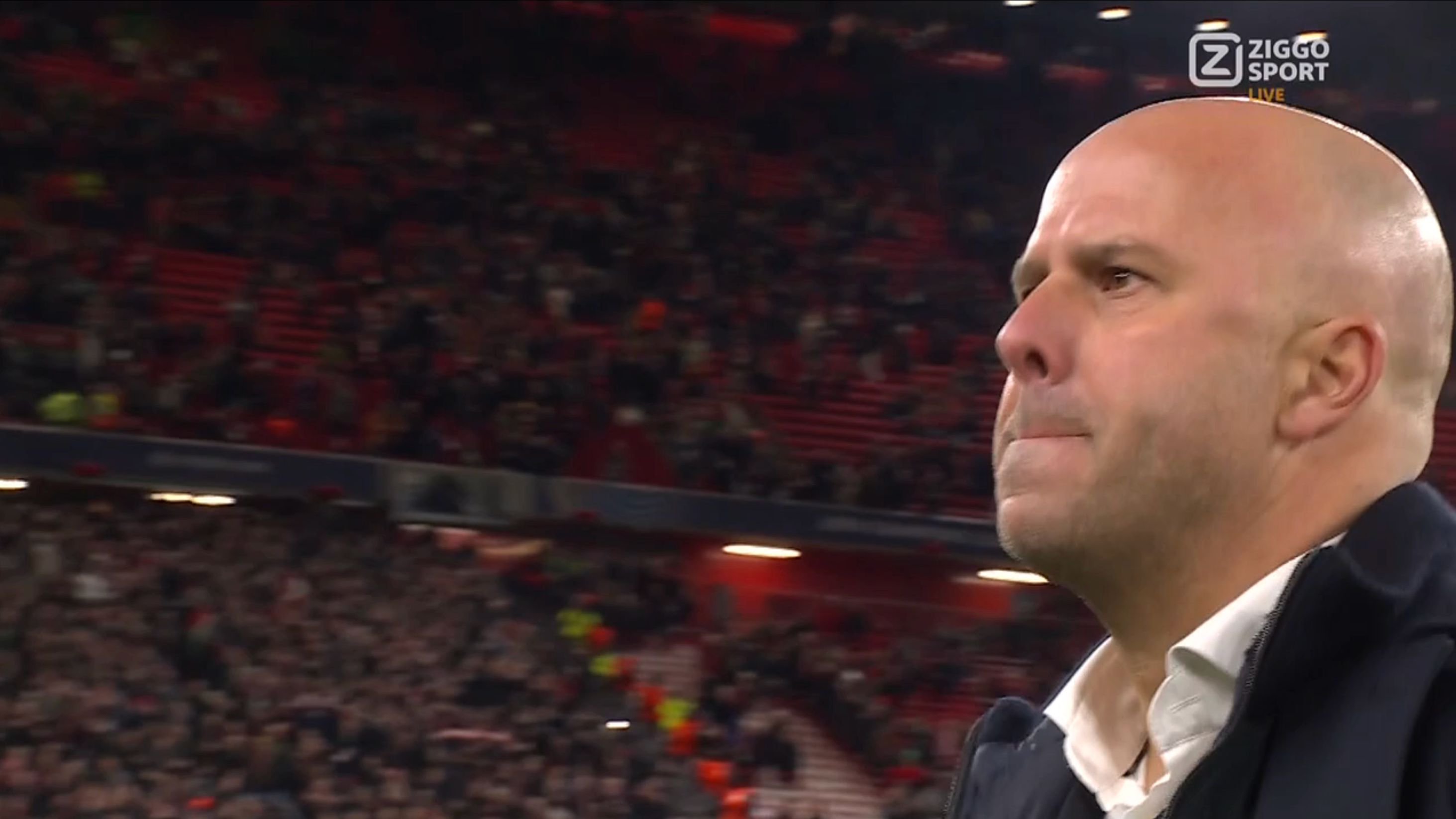 Uiterst pijnlijk spreekkoor over Arne Slot klinkt in minuut 87 van Liverpool - PSV heel erg duidelij