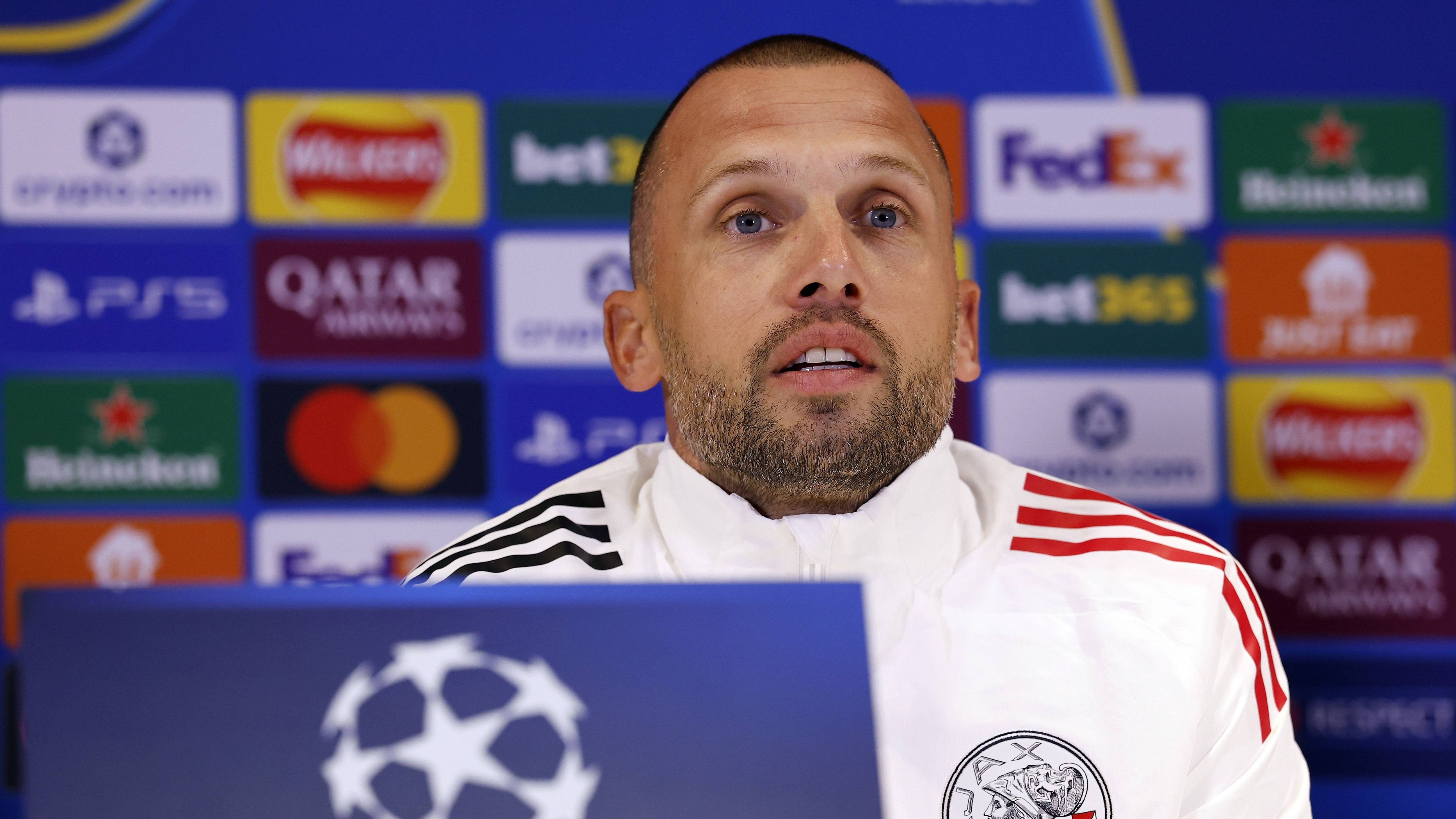 Ajax-trainer John Heitinga laat op persconferentie ineens heel ander geluid horen over Jorthy Mokio