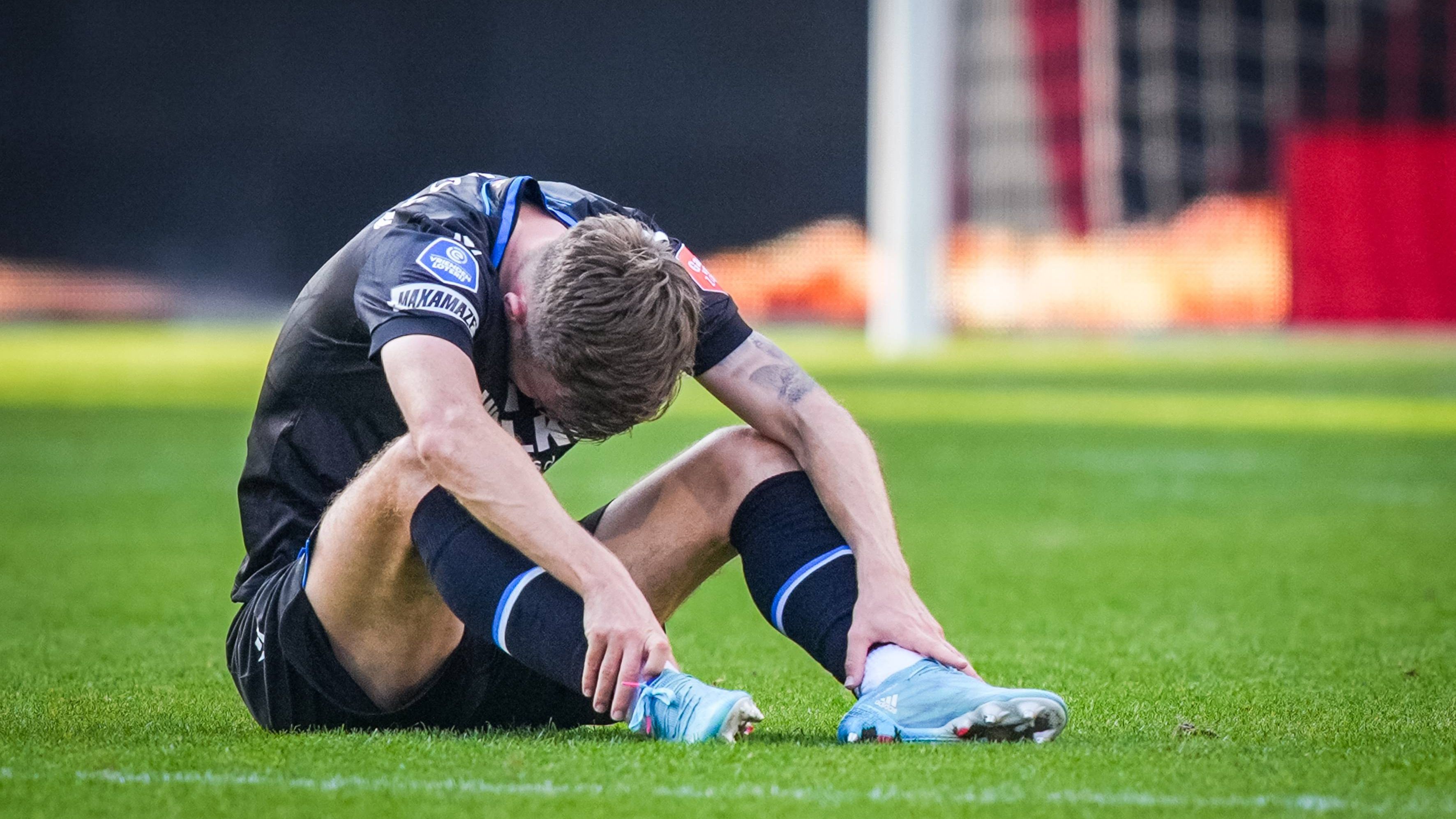 Grote verontwaardiging door paspoortgate: ‘Hij mag helemaal niets doen, zelfs geen clubkleding drage