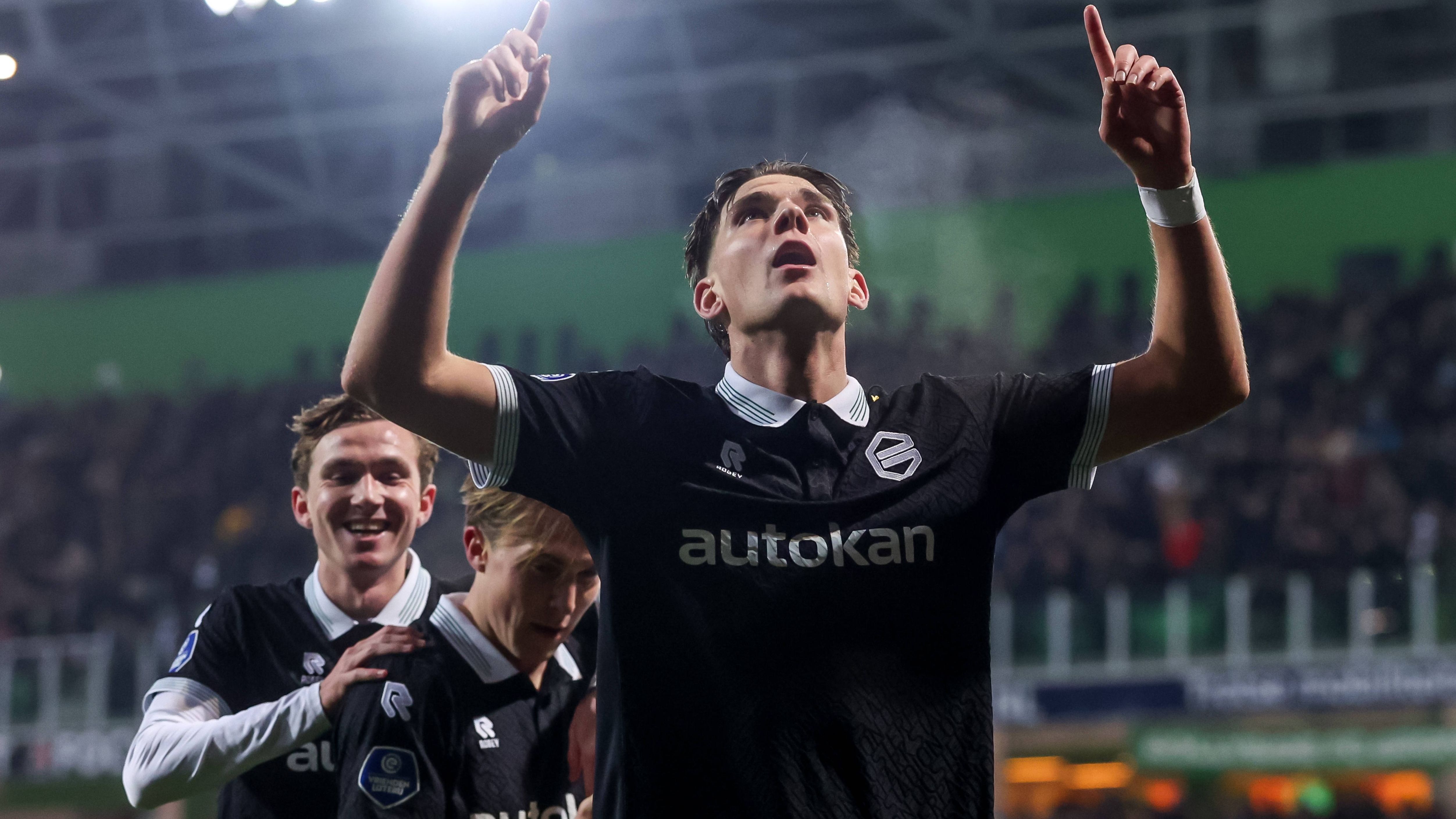 FC Groningen klopt tiental FC Volendam en komt in punten gelijk met Ajax