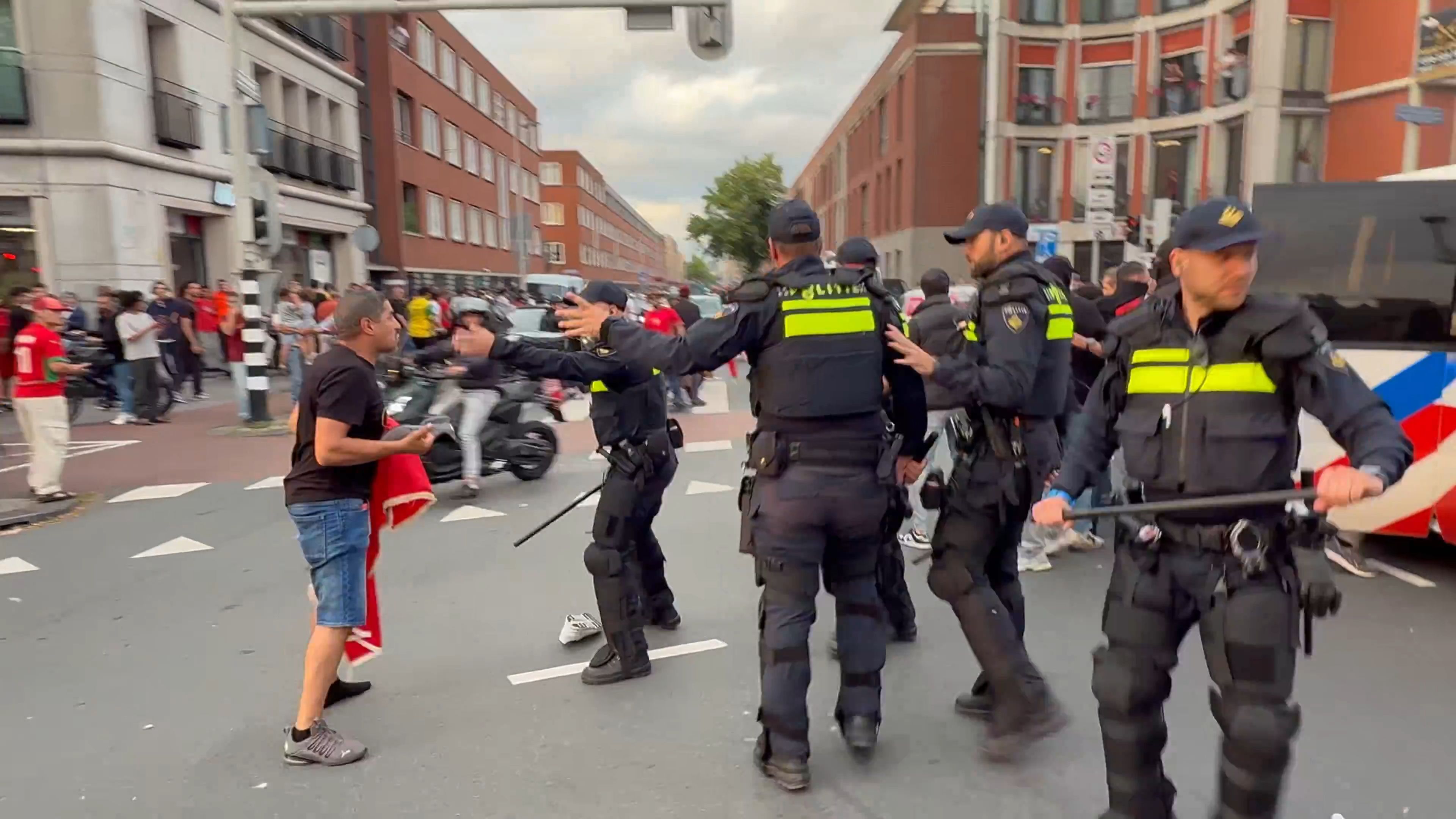 Totale chaos in Den Haag na winst Marokko op WK: politie grijpt hard in