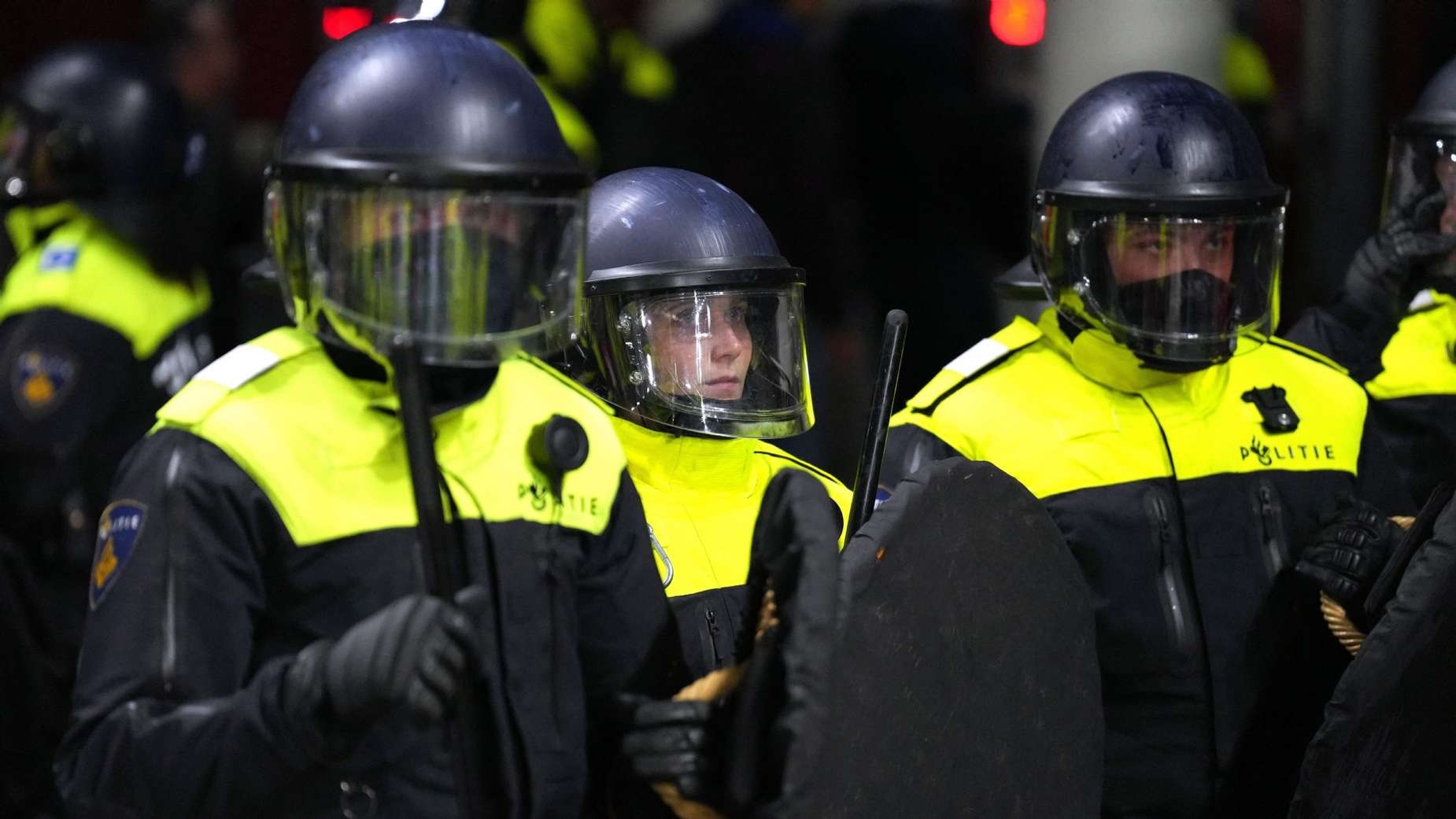 Rellen Rellen Amsterdamse rechtbank deelt vier nieuwe celstraffen uit wegens rellen ...