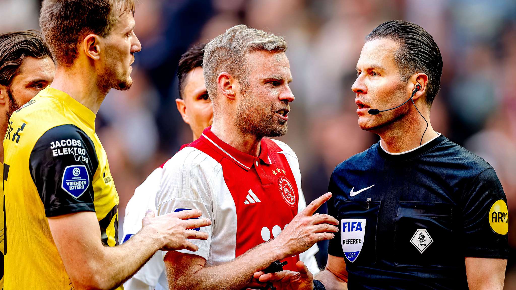 Had Danny Makkelie rood moeten geven bij Ajax - NAC? Oud-scheidsrechter ...