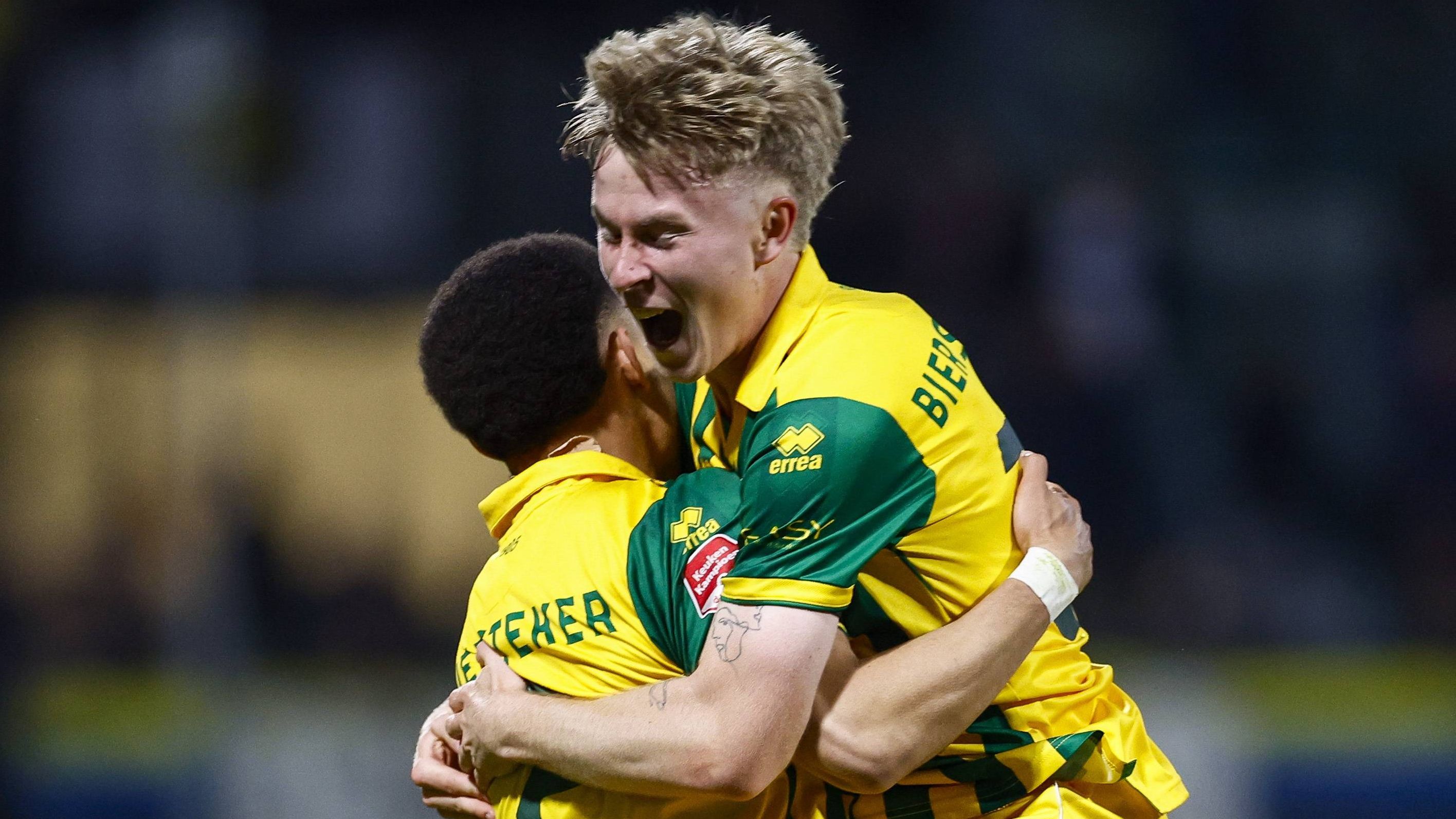 Vitesse faalt in strijd om vierde periode; ADO Den Haag sloopt pover RKC Waalwijk