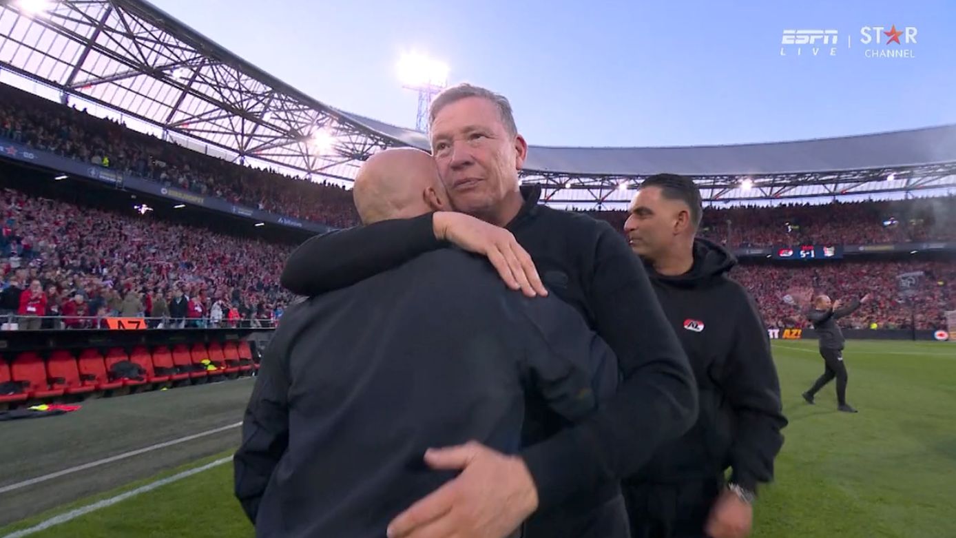 Leeroy Echteld pakt Dick Schreuder vast en fluistert hem exact vijf woorden toe na AZ - NEC