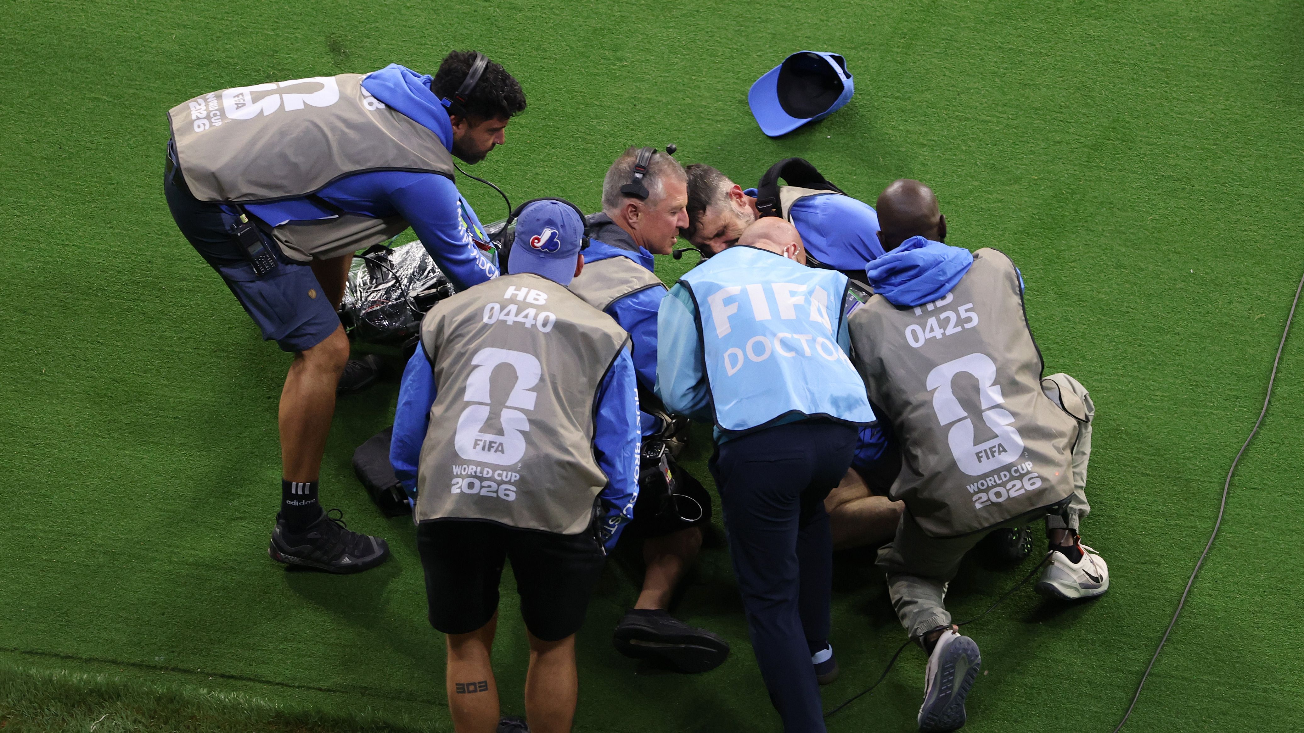 WK-wedstrijd Oezbekistan vs Colombia: Cameraman geraakt door speler