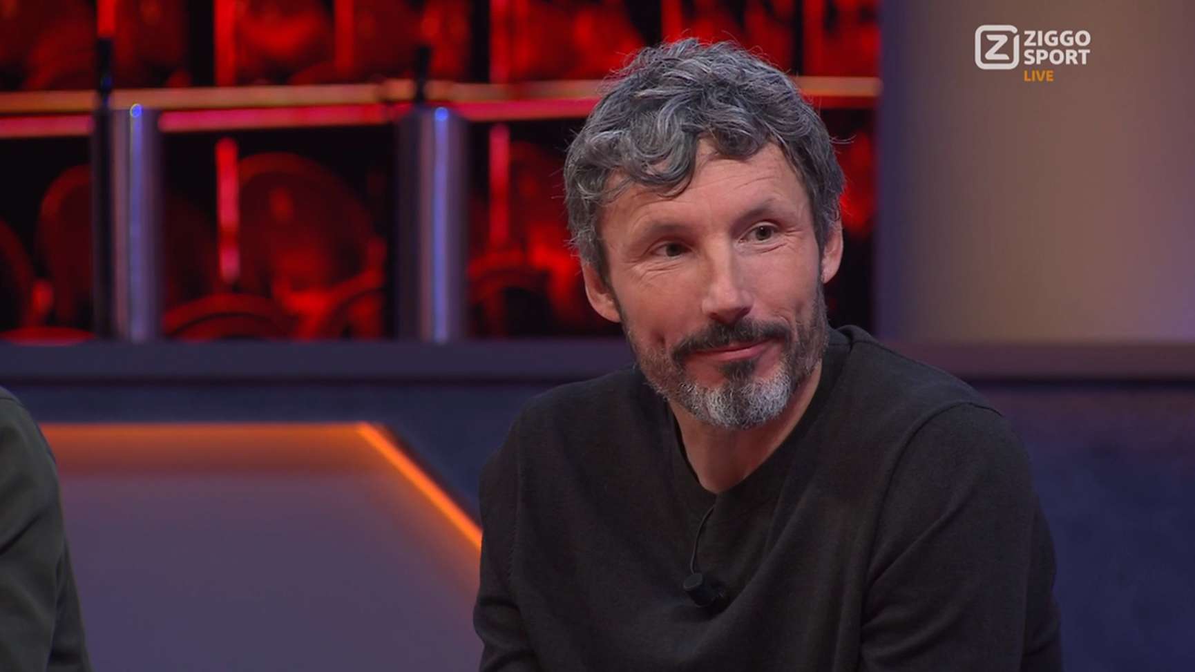 Mark van Bommel is geïrriteerd en deelt flinke sneer uit aan Valentijn ...