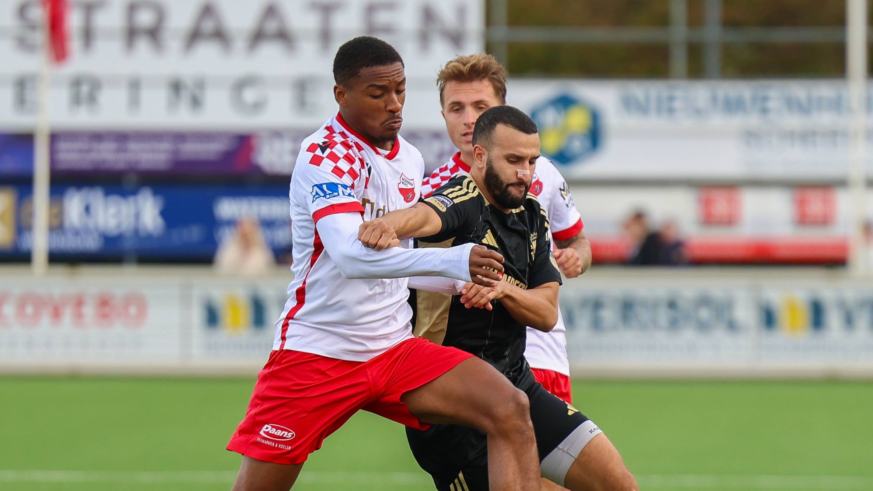 Racisme in Tweede Divisie schokt El Azzouti: 'Mijn moeder vertrok in tranen'