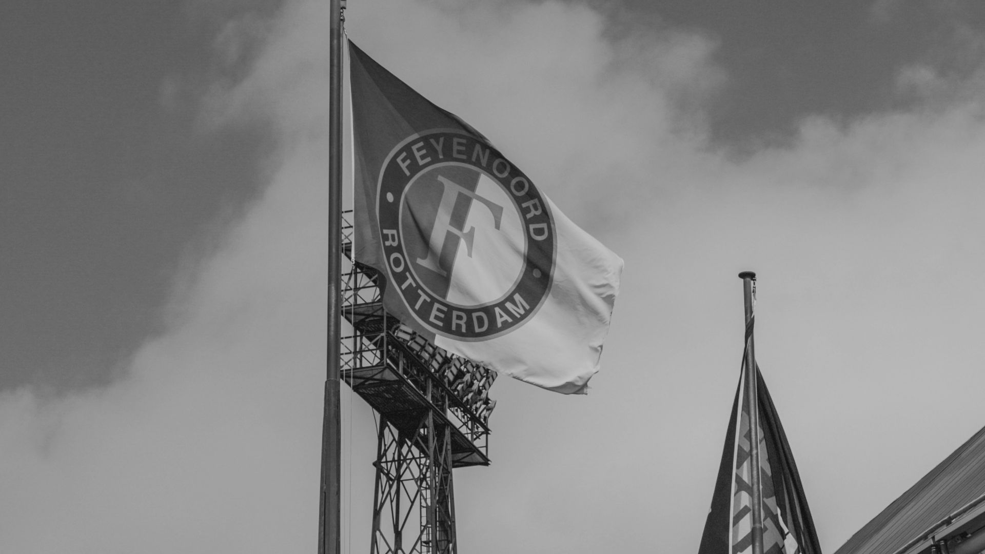 Feyenoord Rouwt om Overlijden van Iconische Supporter Hannie Sneepels