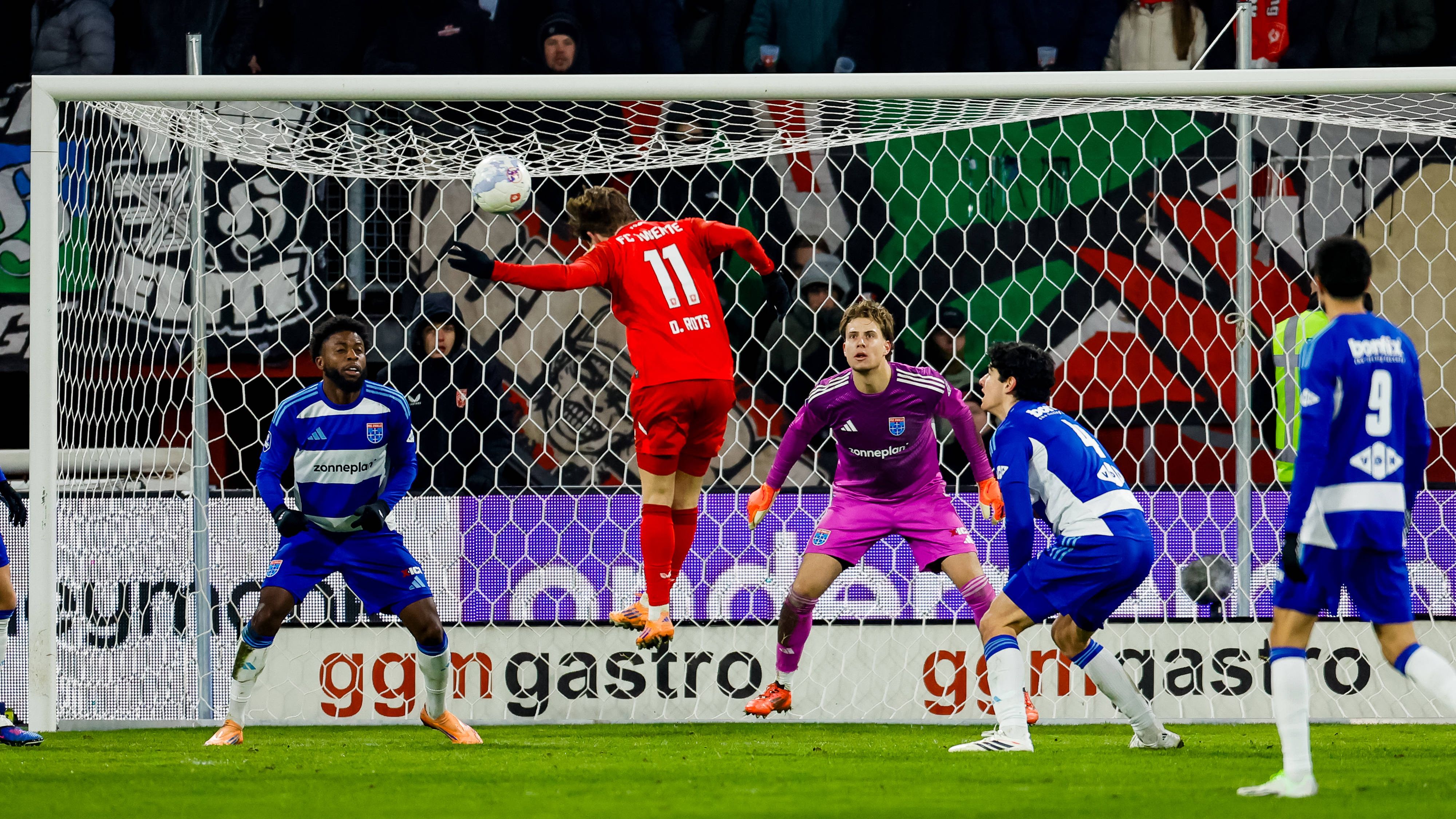 Broertjes Rots voorkomen op de valreep thuisnederlaag FC Twente tegen effectief PEC Zwolle