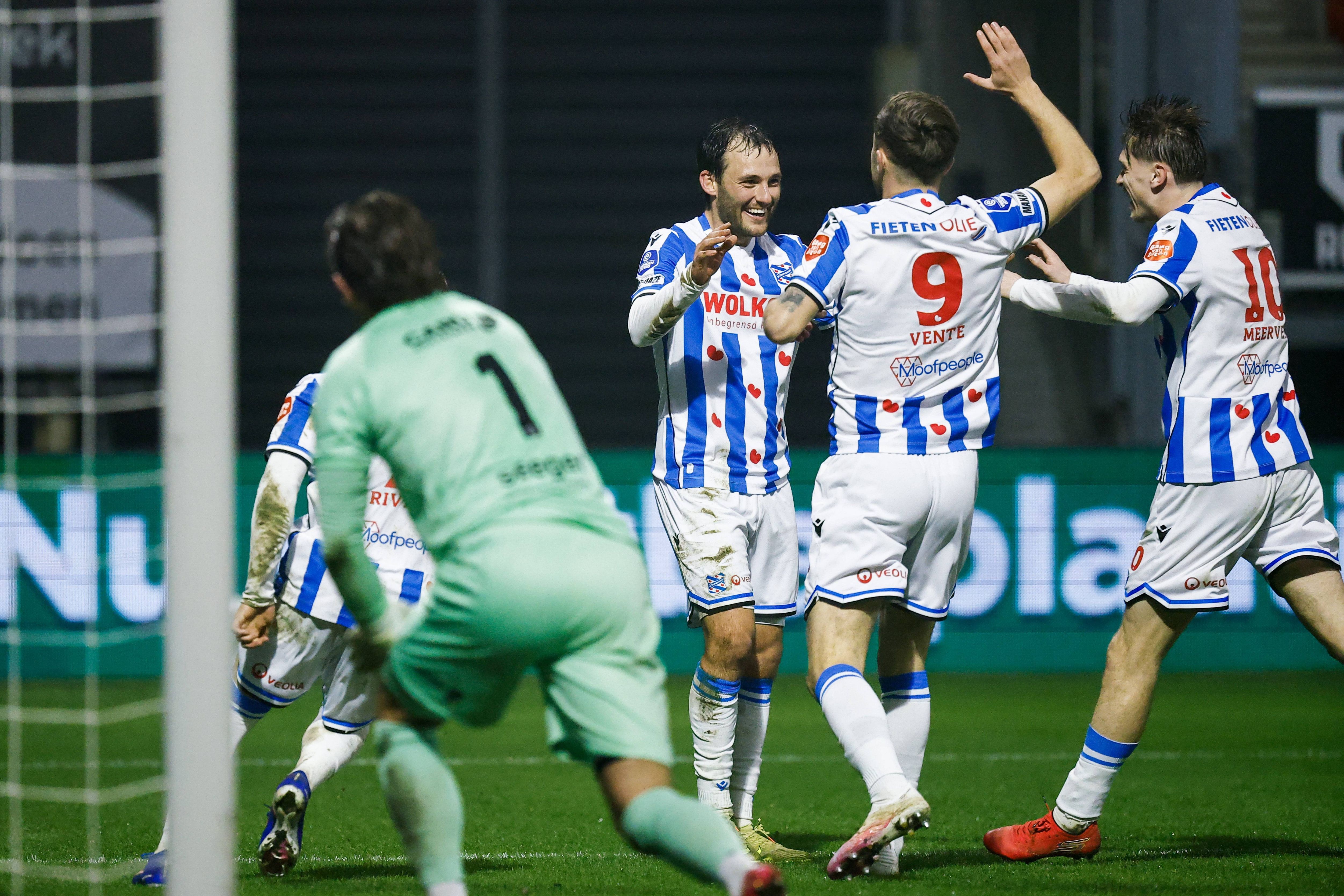 Heerenveen doet zeer goede zaken in strijd om play-offs; grote zorgen om Jonathans