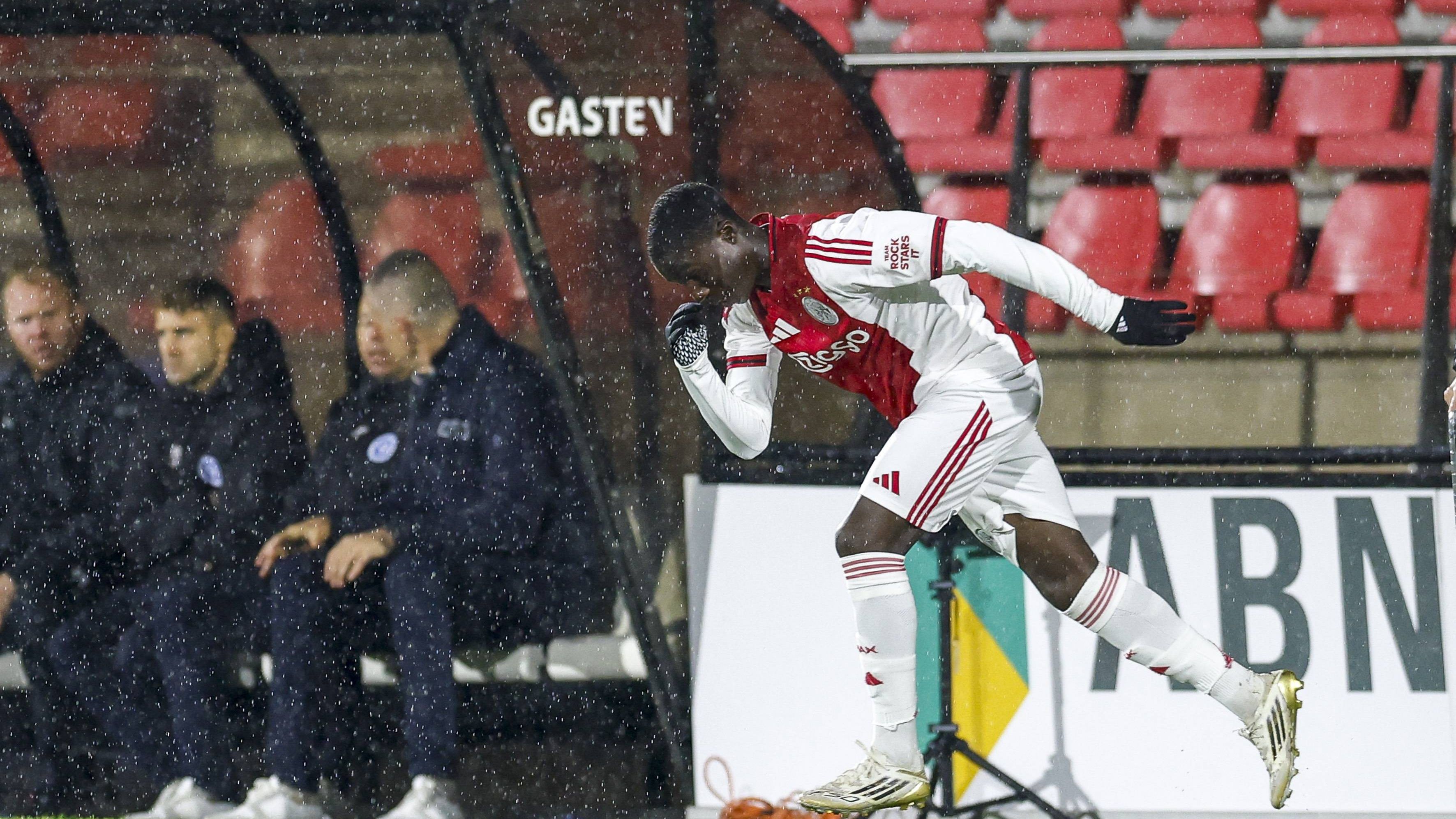 Ajax heeft heel veel vertrouwen in twee toptalenten en beloont hen middenin het seizoen