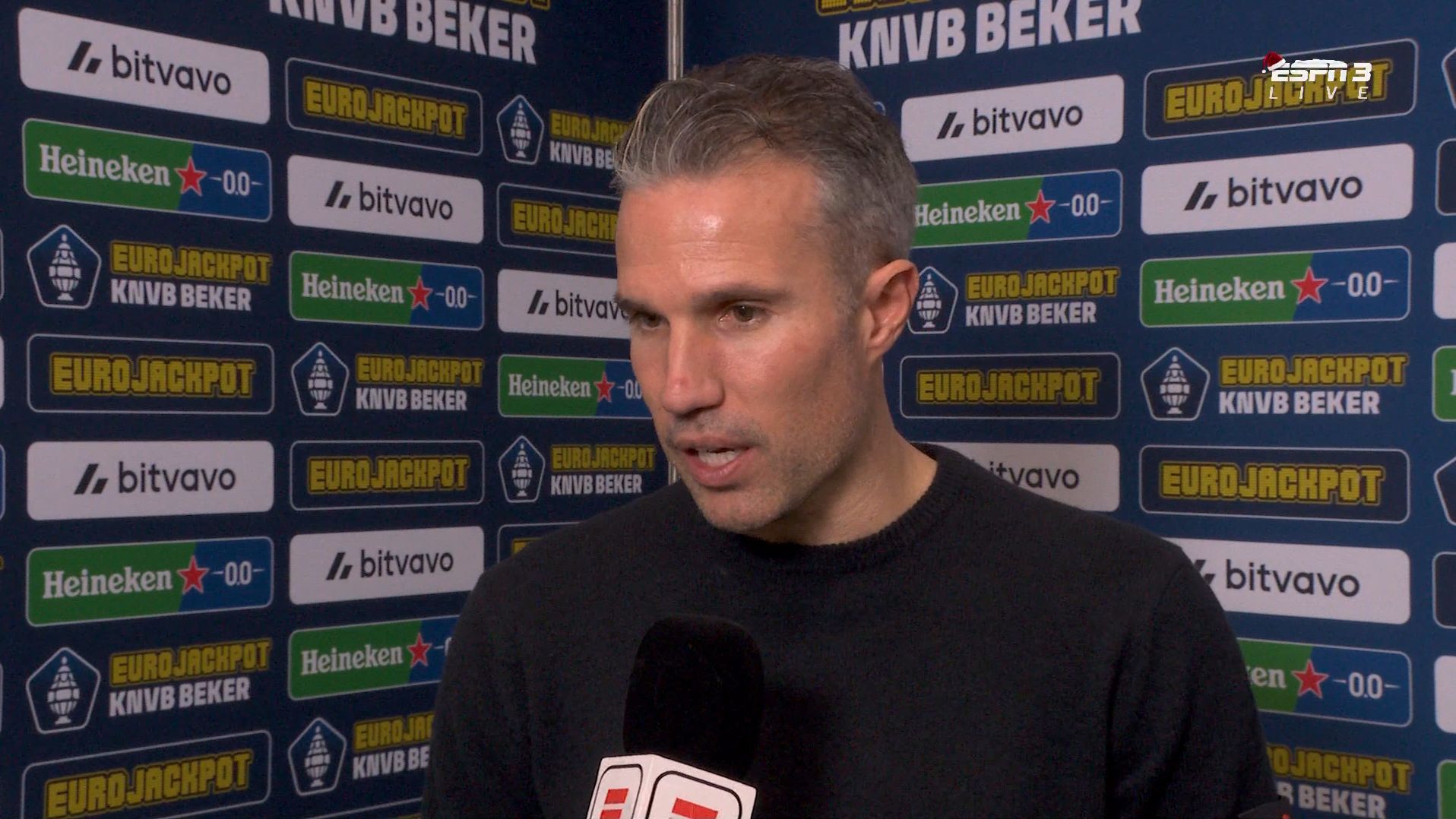 Robin van Persie aangeslagen door liederen van woedende Feyenoord-supporters