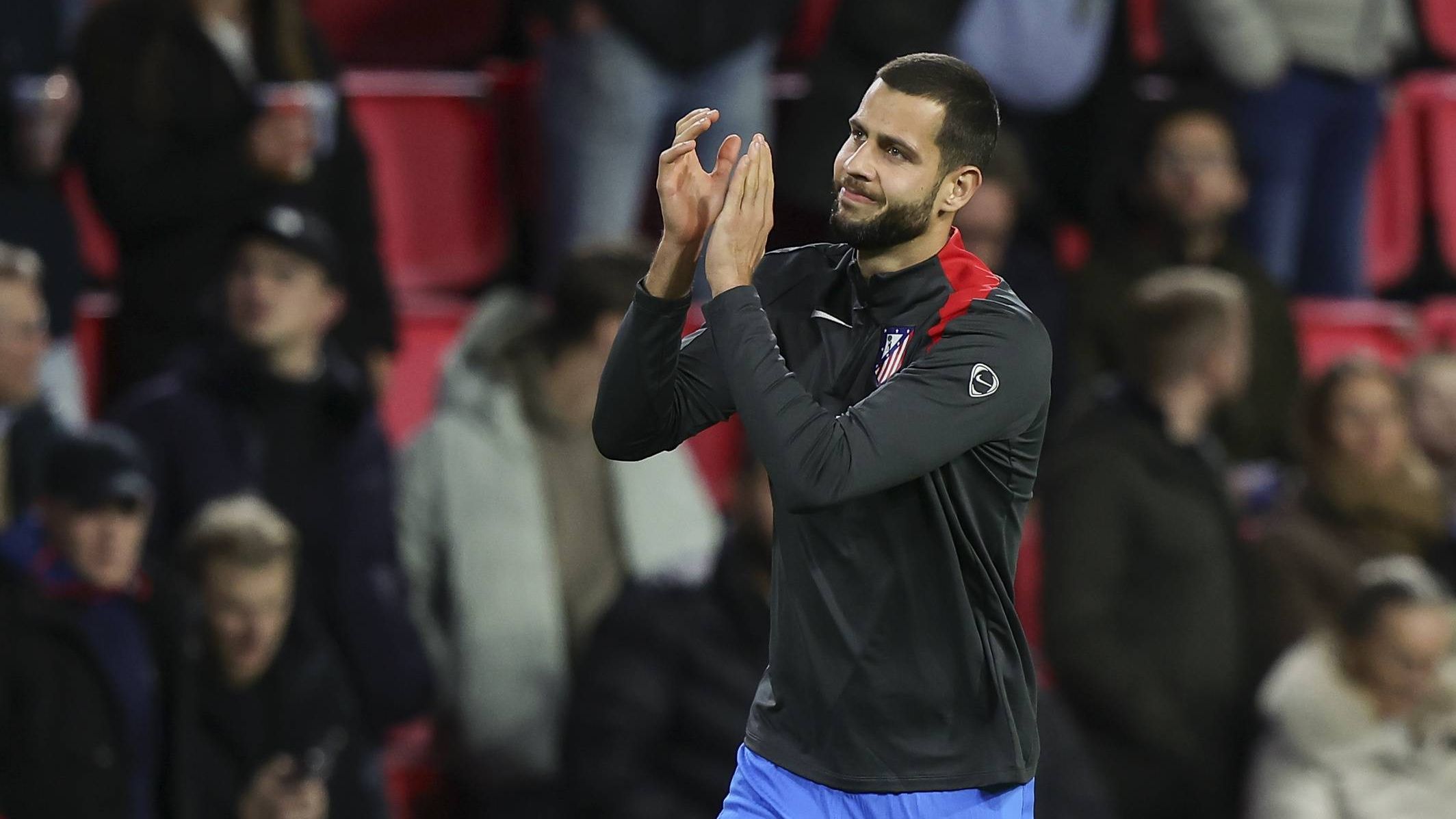Les supporters de Feyenoord émus : Hancko porte un attribut spécial du club de Rotterdam lors du match contre le PSV