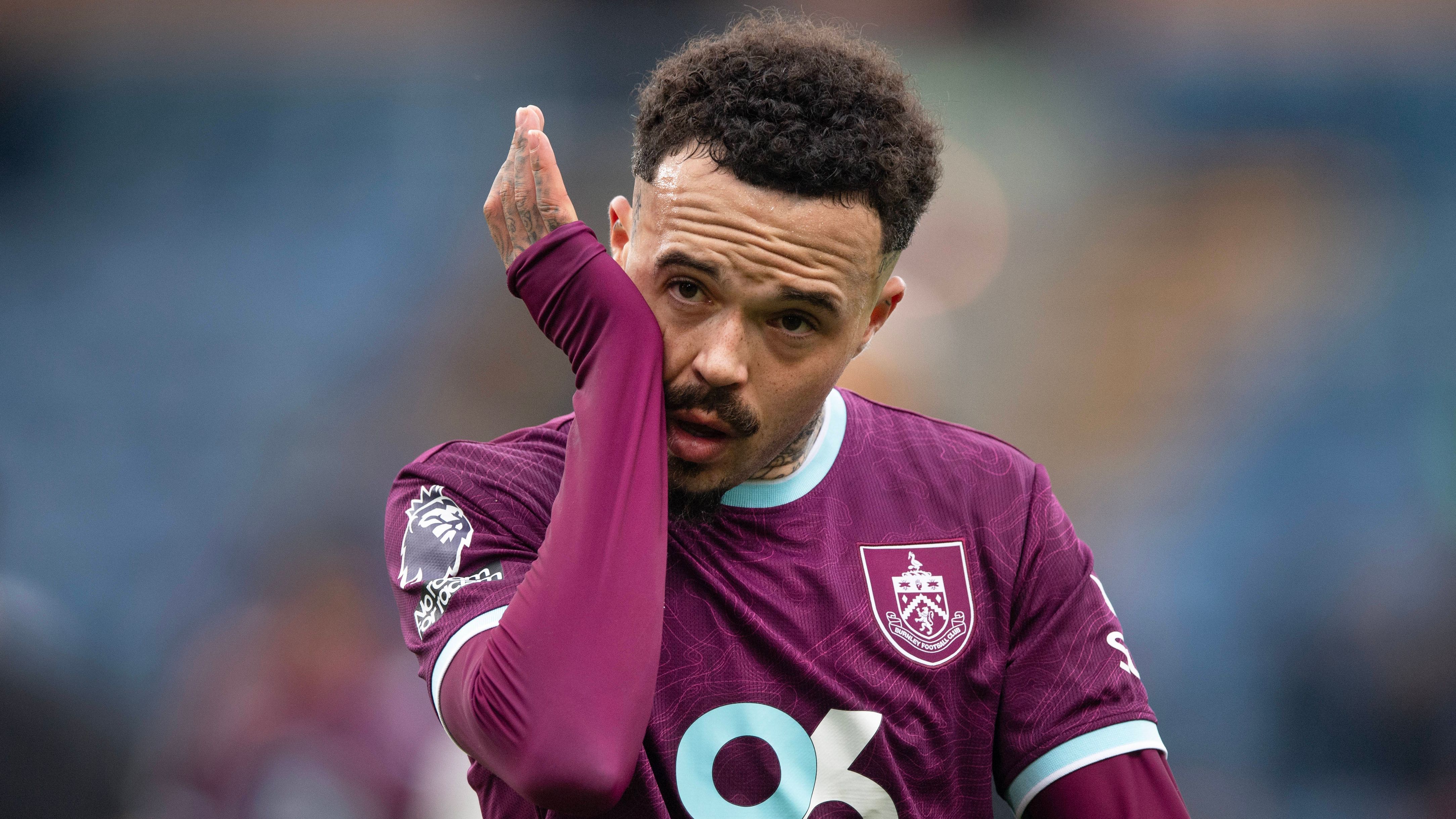 Trainer van Burnley vertelt opeens iets heel anders over Quilindschy Hartman