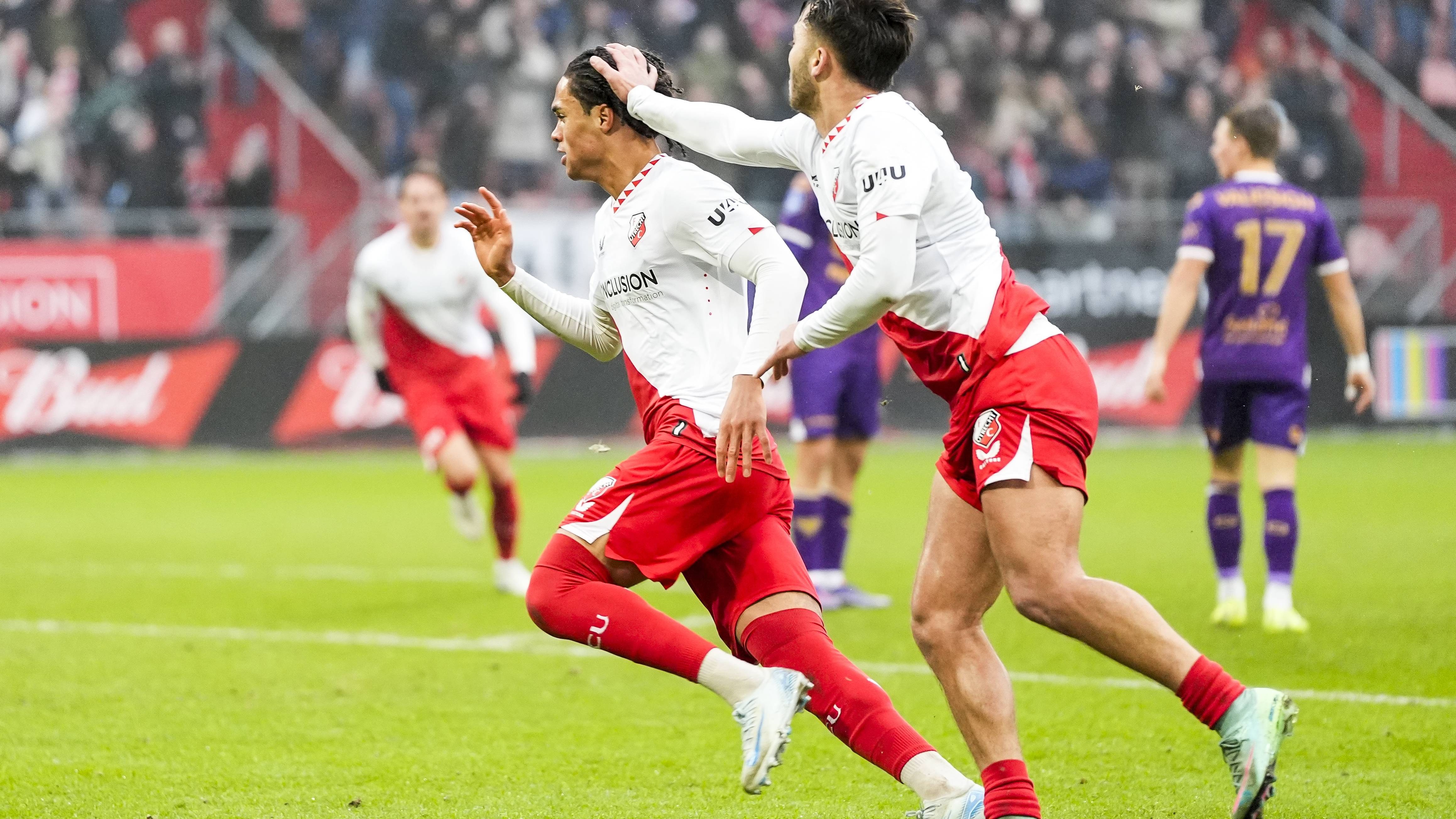 Adrian Blake schiet FC Utrecht in spectaculair duel in slotseconde ...