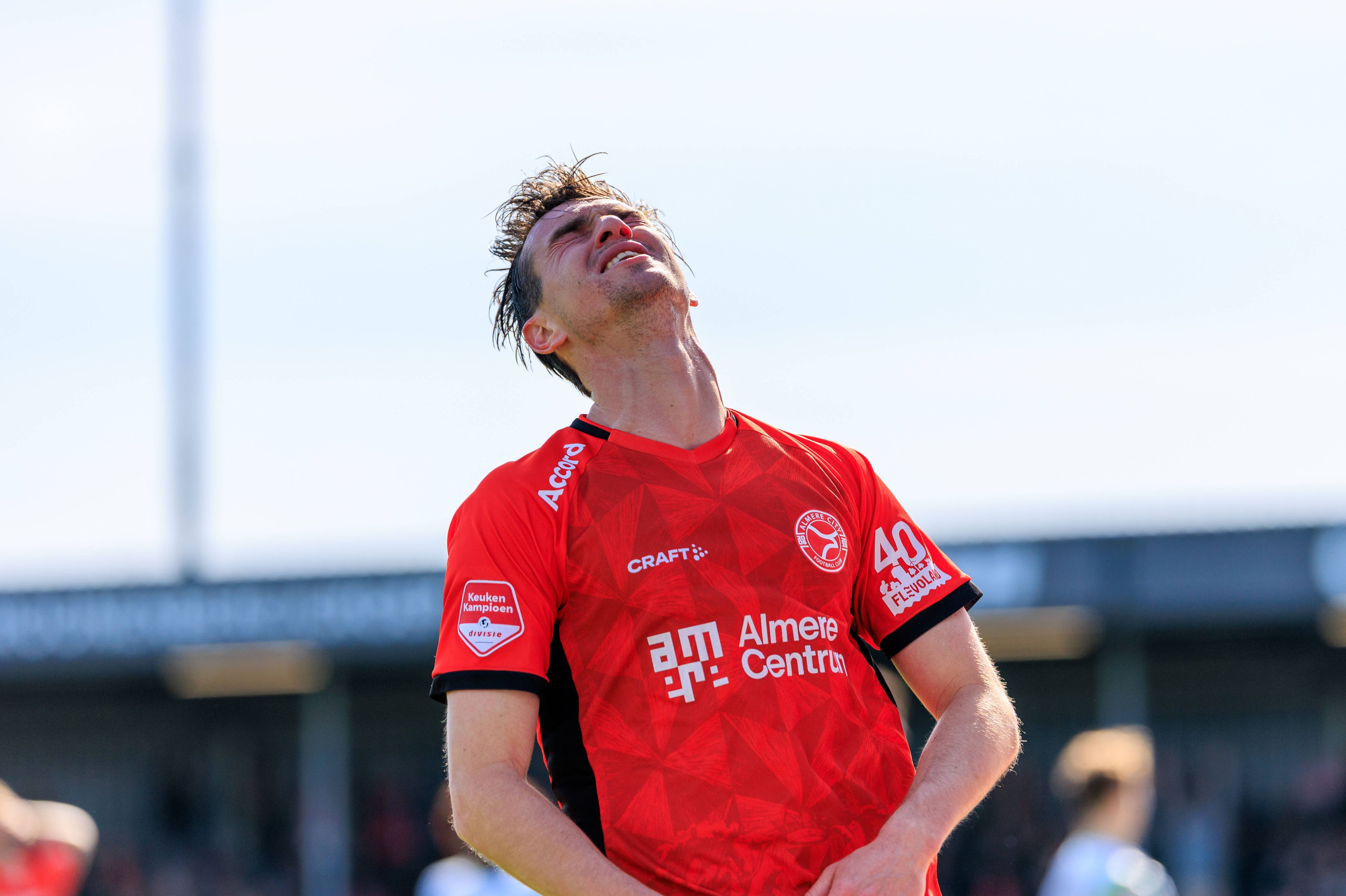 Almere City krijgt in 86e minuut flinke tik te verwerken in jacht op periodetitel