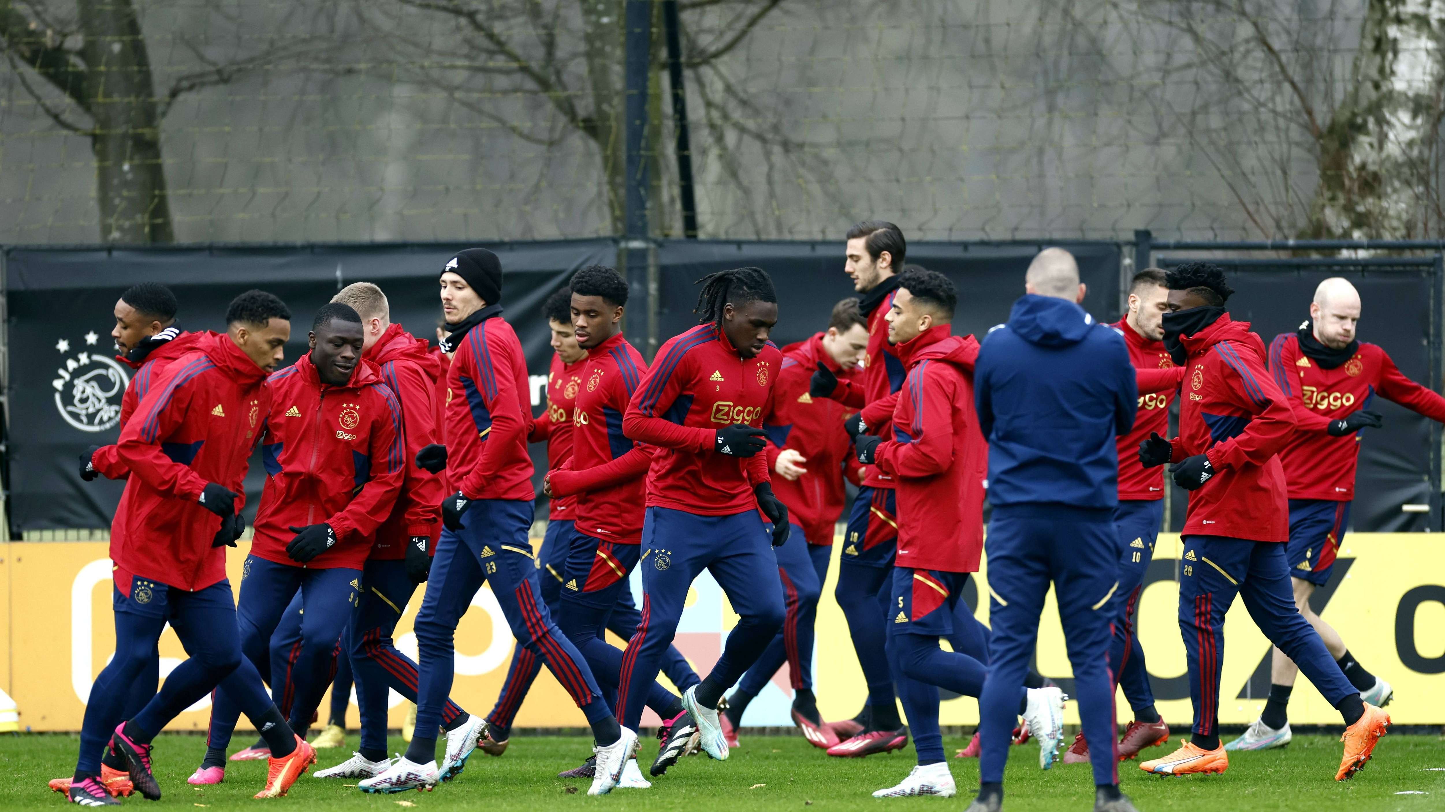 Steven Bergwijn of Ajax, Jurrien Timber of Ajax, Brian Brobbey of Ajax, Steven Berghuis of Ajax, Calvin Bassey of Ajax, Lorenzo Lucca of Ajax, Owen Wijndal of Ajax, Ajax coach John Heitinga, Mohammed Kudus of Ajax, Dusan Tadic of Ajax, Davy Klaassen