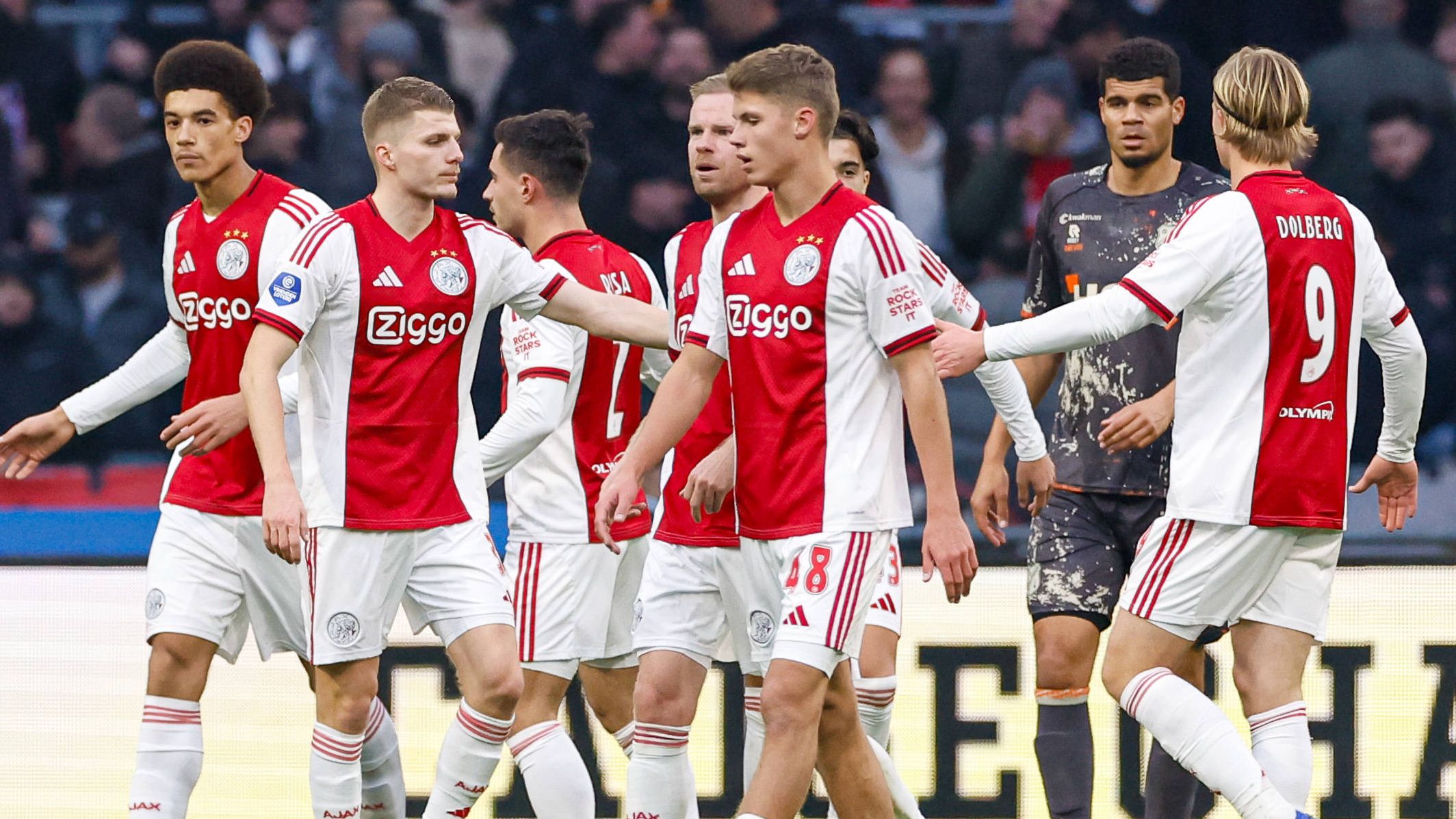 Twee spelers van Ajax worden hard aangepakt: 'Dat zag er gehandicapt uit!'