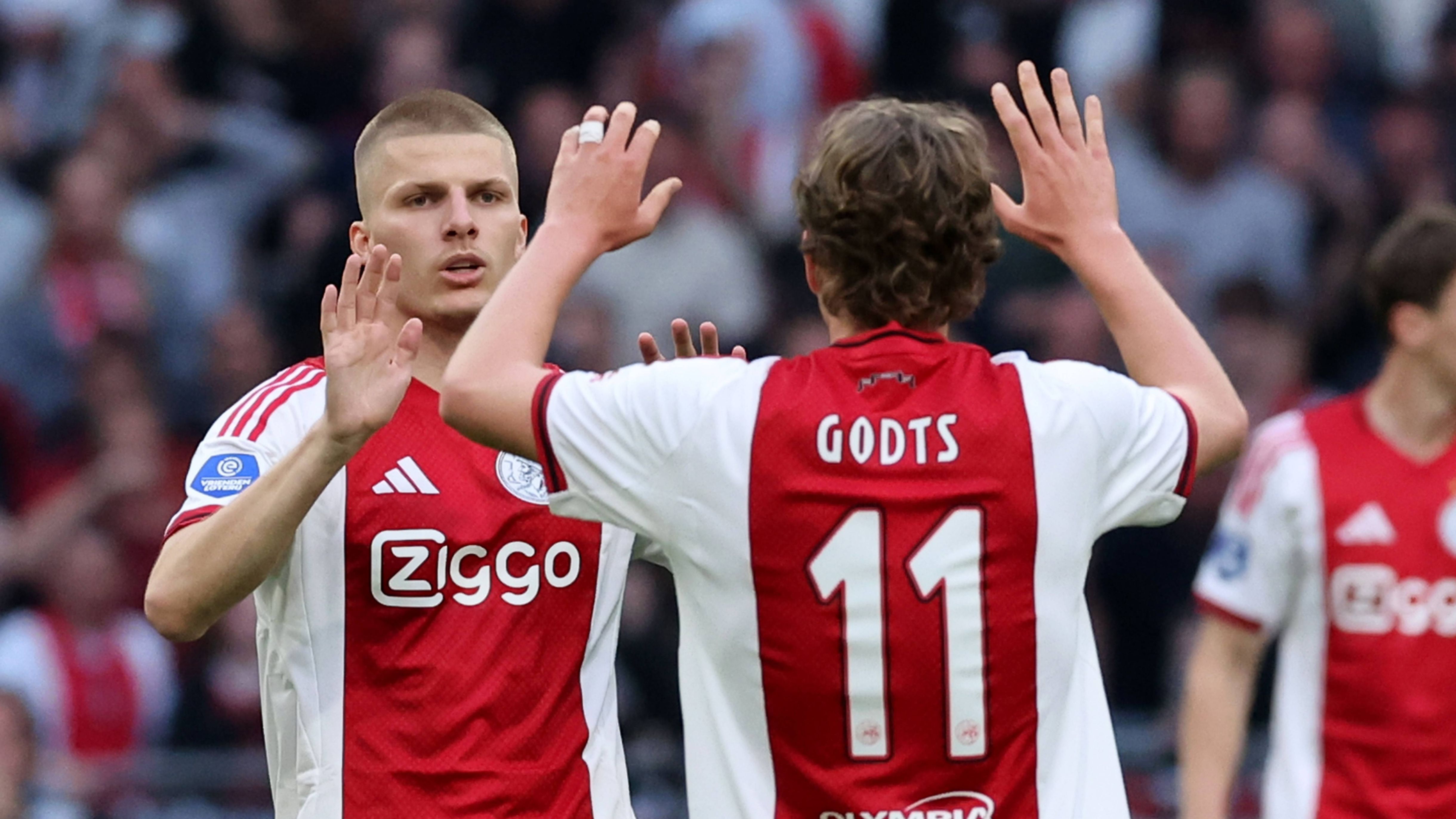 Godts redt in blessuretijd punt voor Ajax tegen PSV