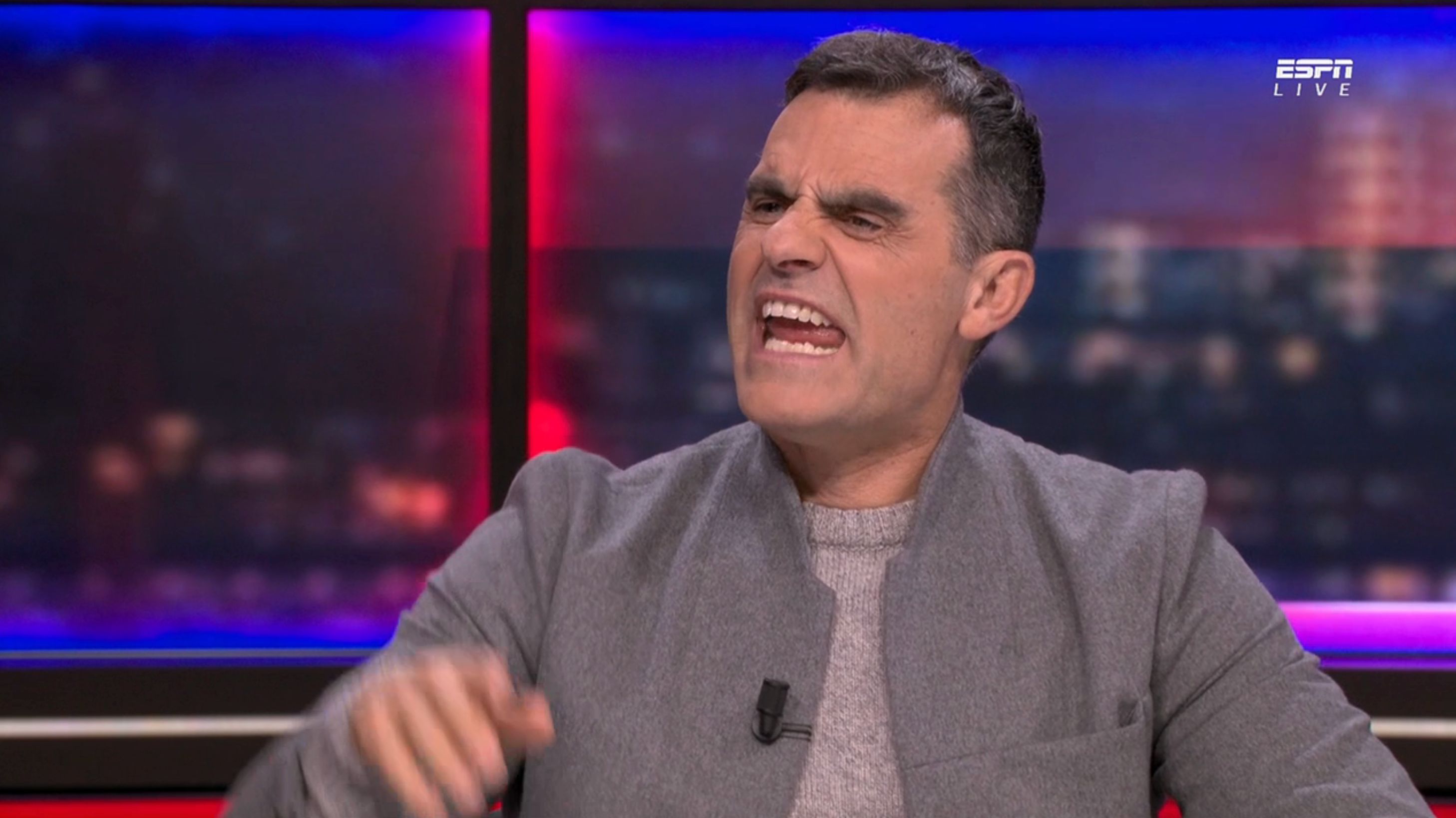 Kenneth Perez maakt zich live op televisie heel boos: 'F*ck off! Man, man, man'