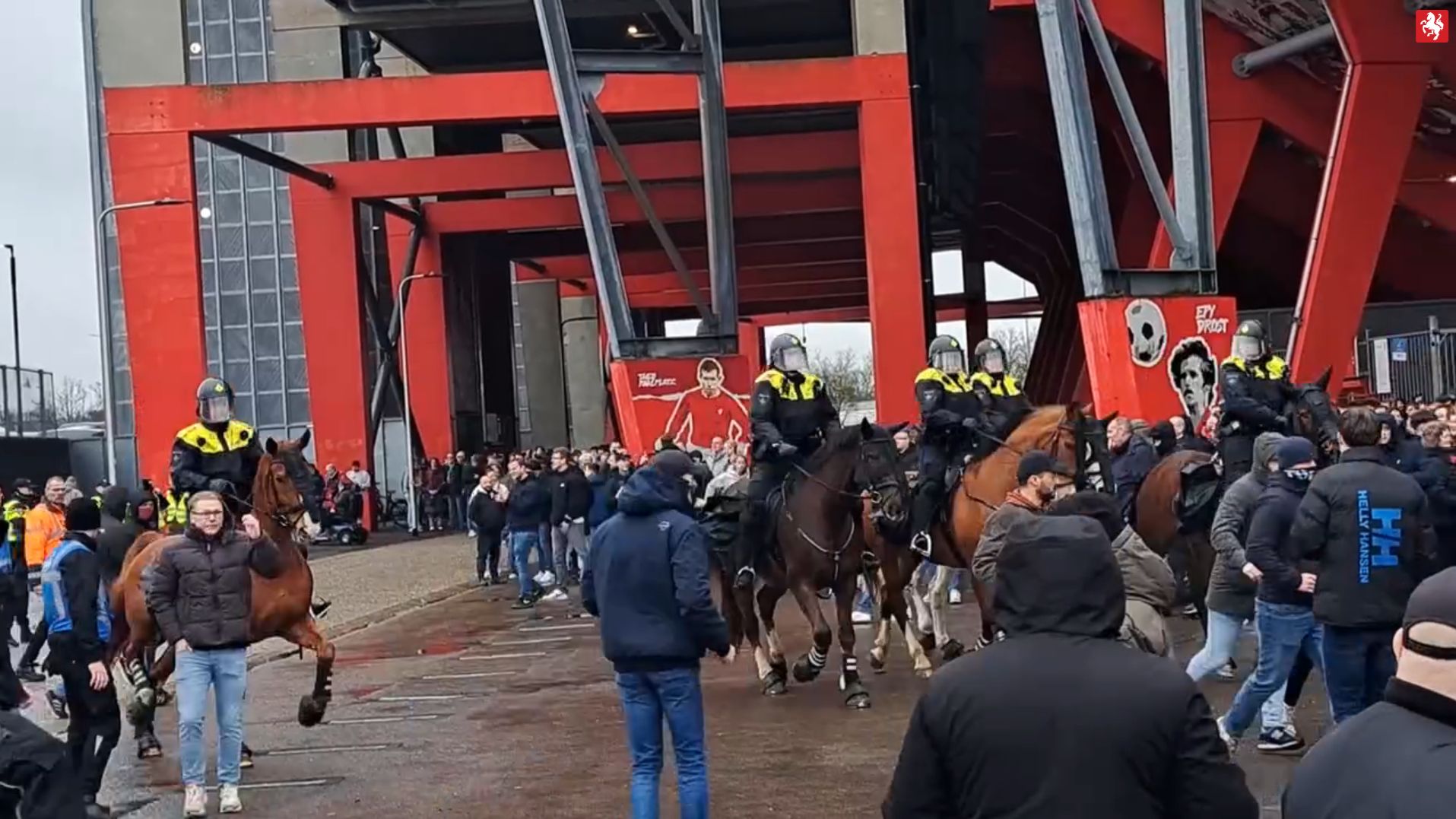 Chaos compleet: fans FC Groningen vallen gezinnen aan met projectielen