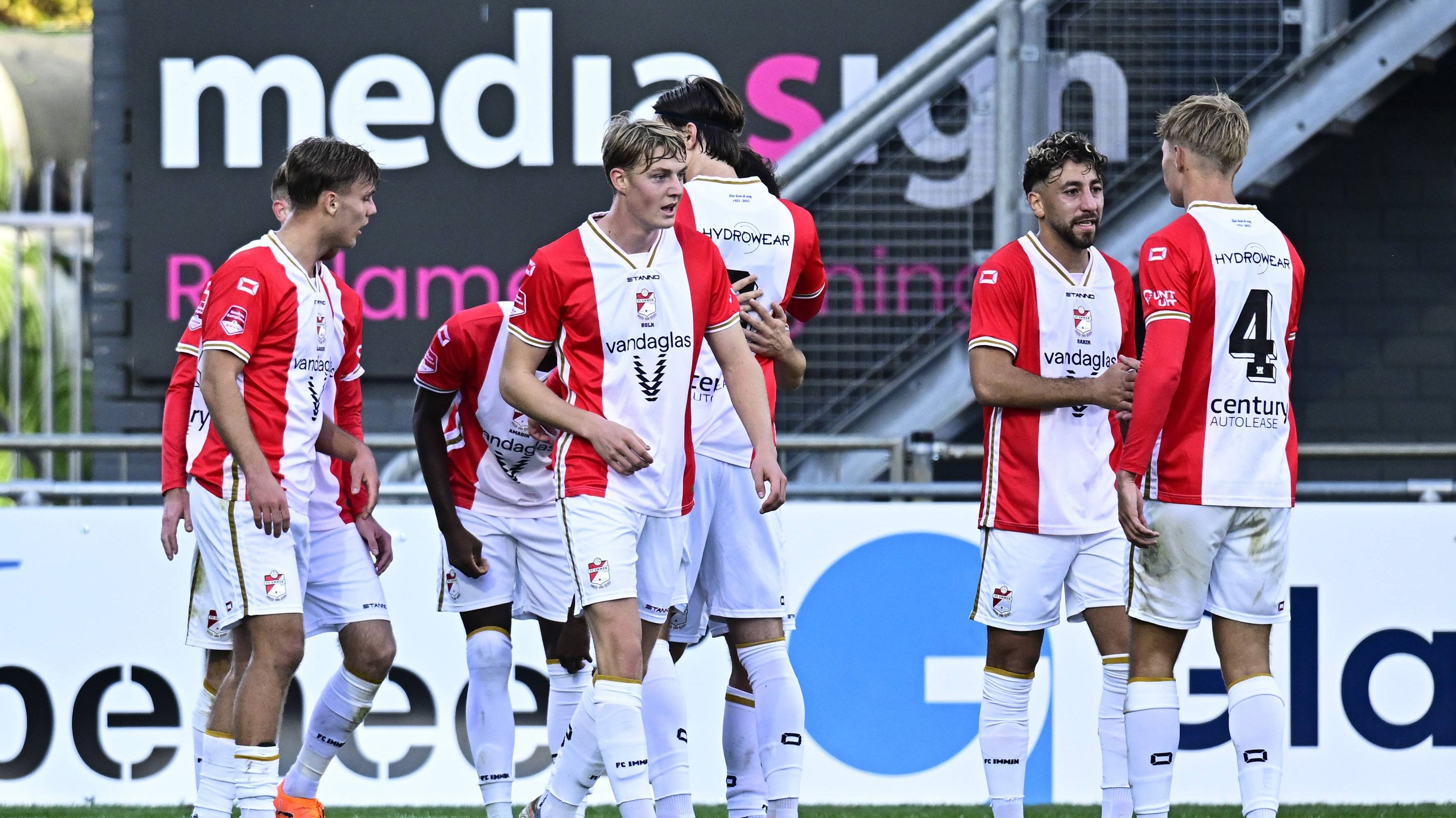 Romano Postema scoort in 7e thuisduel op rij en redt in blessuretijd punt voor FC Emmen