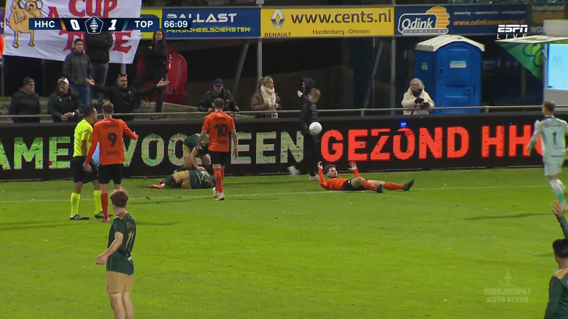 Grote paniek: Higler staakt duel KNVB Beker direct vanwege zeer ernstige situatie