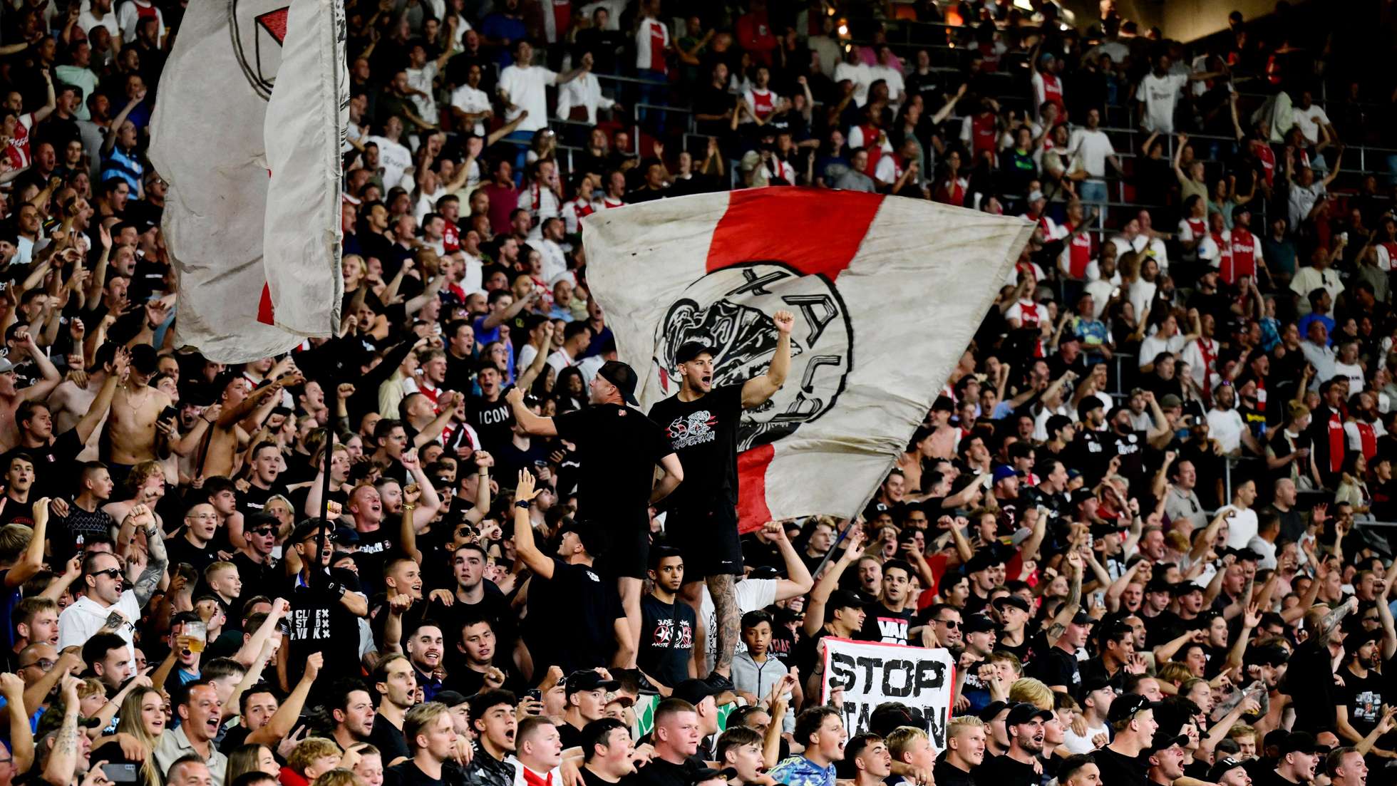 Rellen Rellen Gemeente Amsterdam reageert op rellen Ajax-supporters: ‘Ongelofelijk ...
