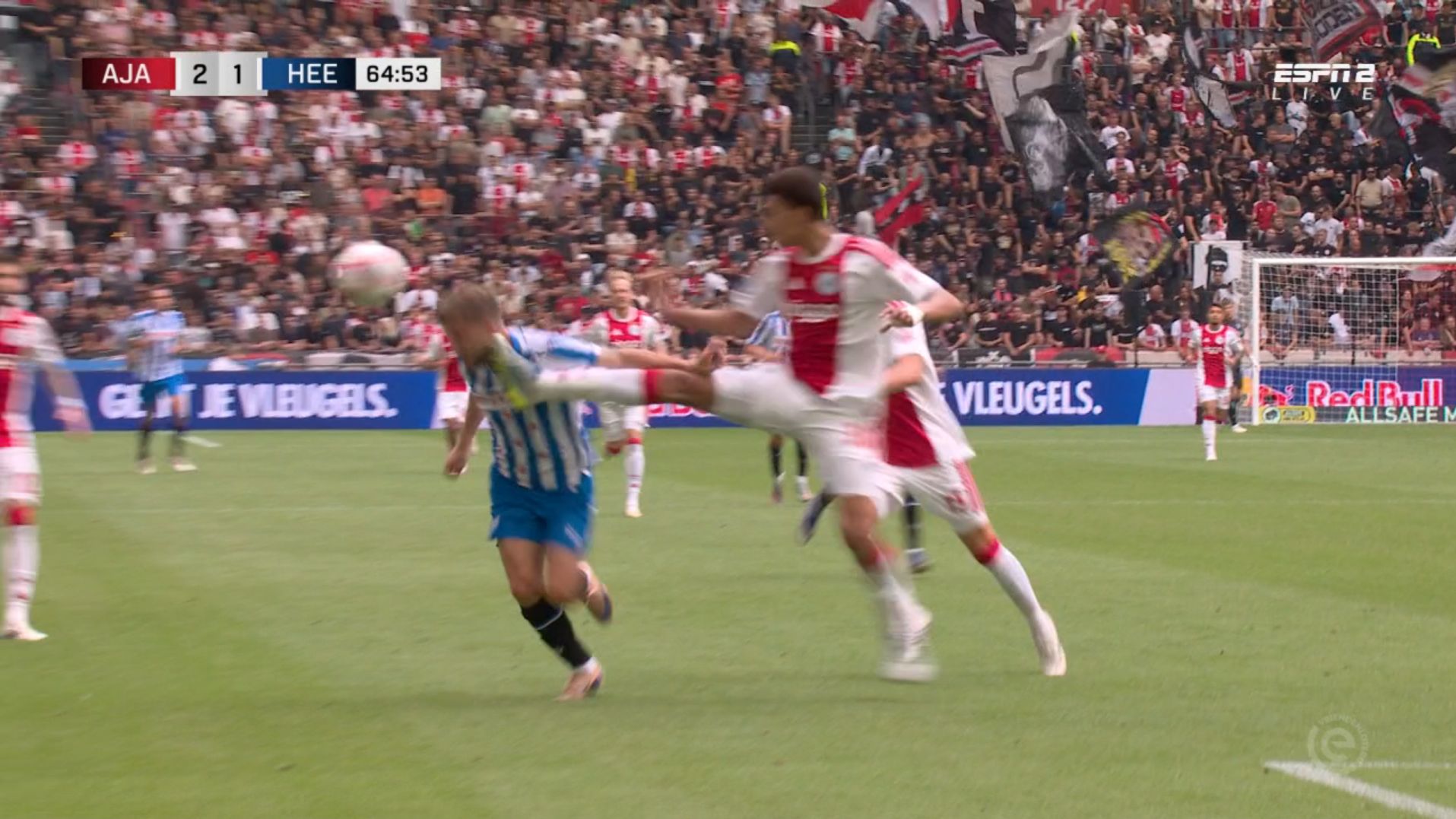 Mist scheidsrechter Alex Bos een rode kaart tijdens Ajax - sc Heerenveen? Kijkers zijn woest