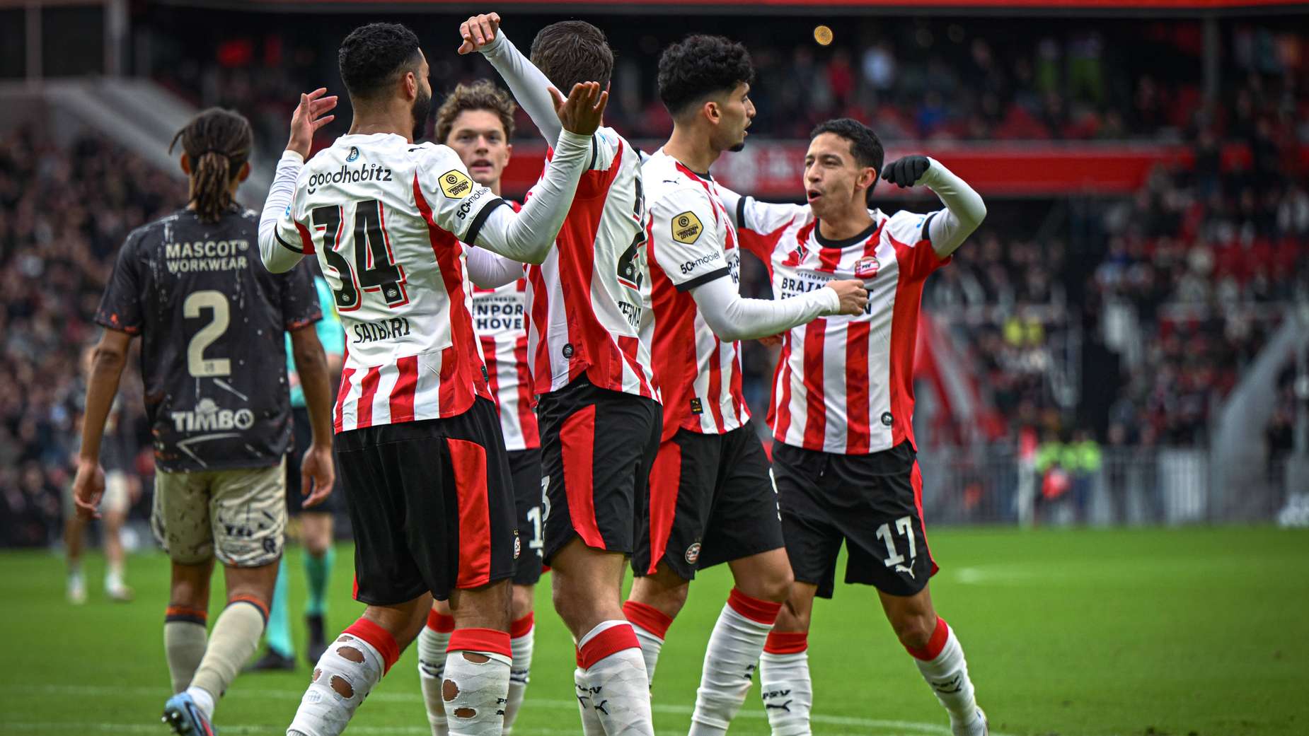 PSV bekroont geweldige week met eenvoudige overwinning op FC Volendam ...