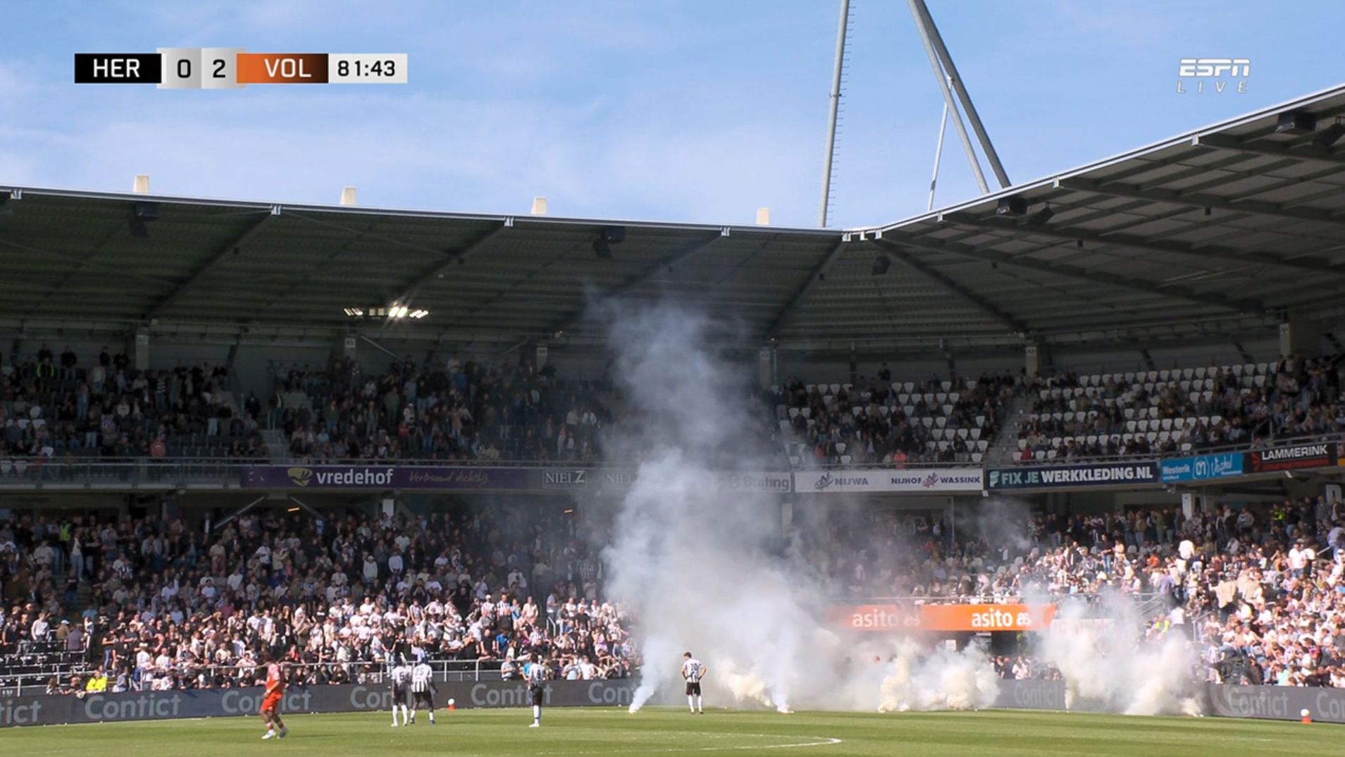 Chaos compleet: fans Heracles saboteren wedstrijd en vallen medesupporters aan, iedereen moet naar b