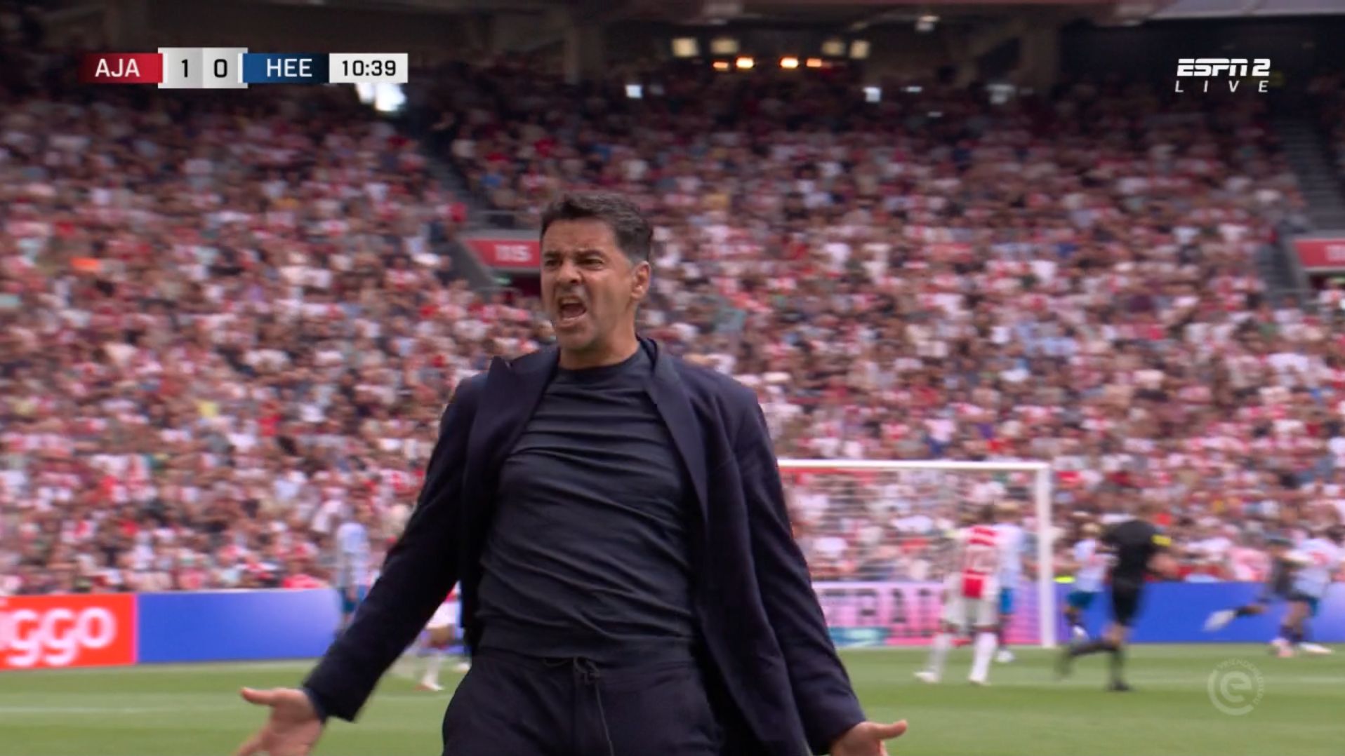 Ajax-trainer Míchel krijgt complete woede-uitbarsting na oliedomme bal eigen speler tegen sc Heerenv
