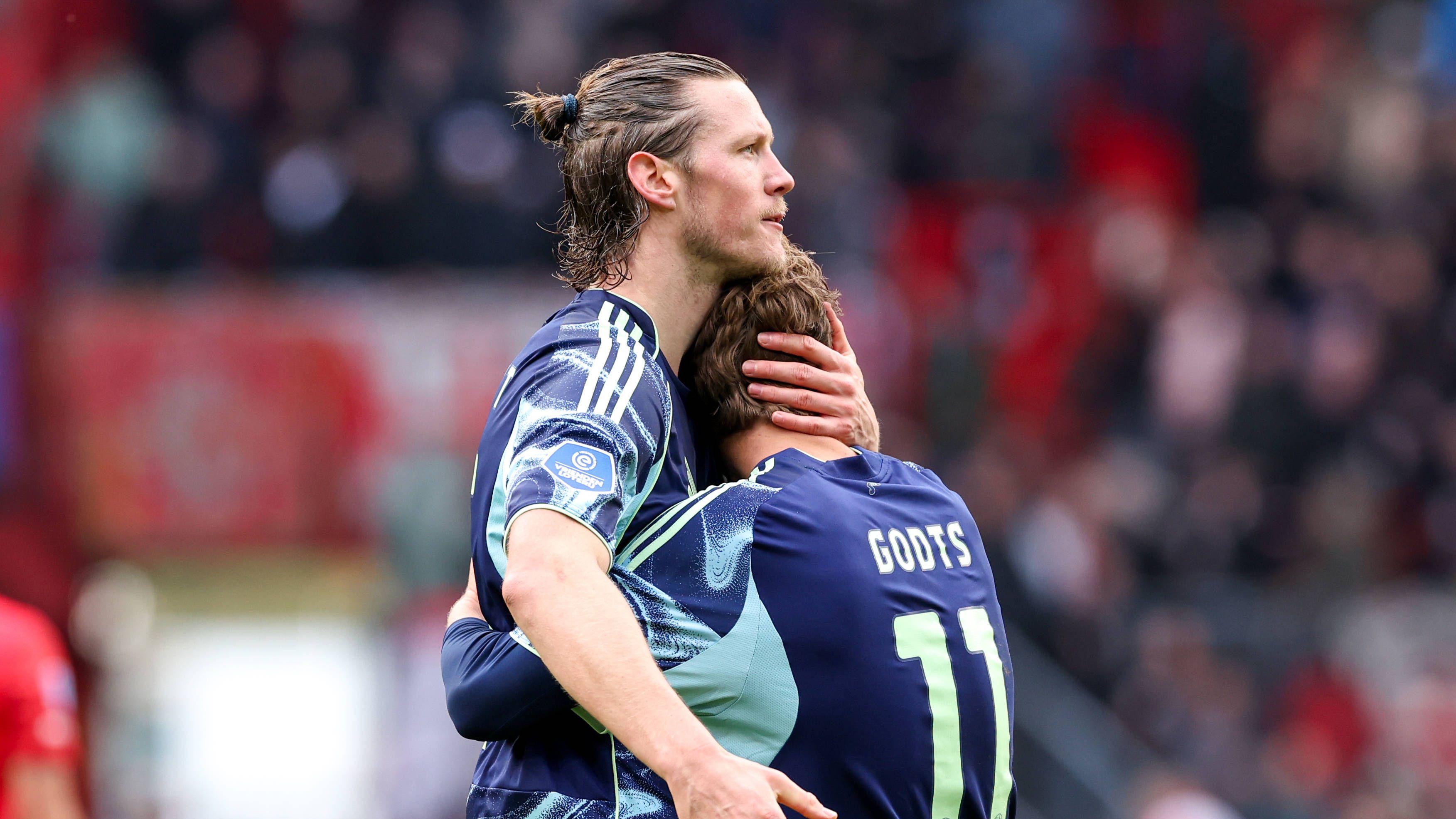 Ajax komt volledig anders voor de dag in de tweede helft en wint knotsgek duel in Twente