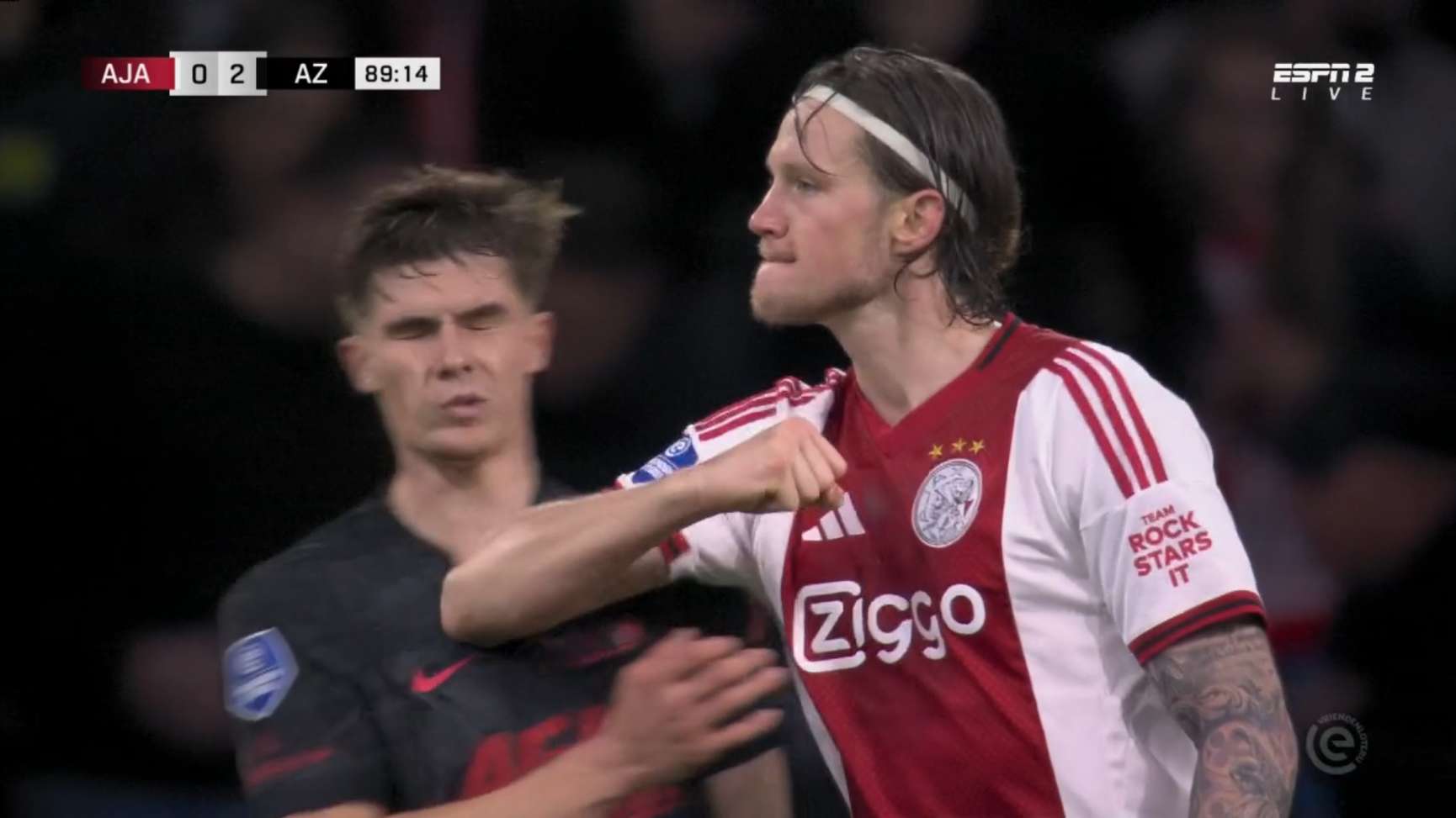 Wout Weghorst Slaat Wouter Goes Met Elleboog Naar De Grond Voetbalzone wout-weghorst-slaat-wouter-goes-met-elleboog-naar-de-grond-voetbalzone