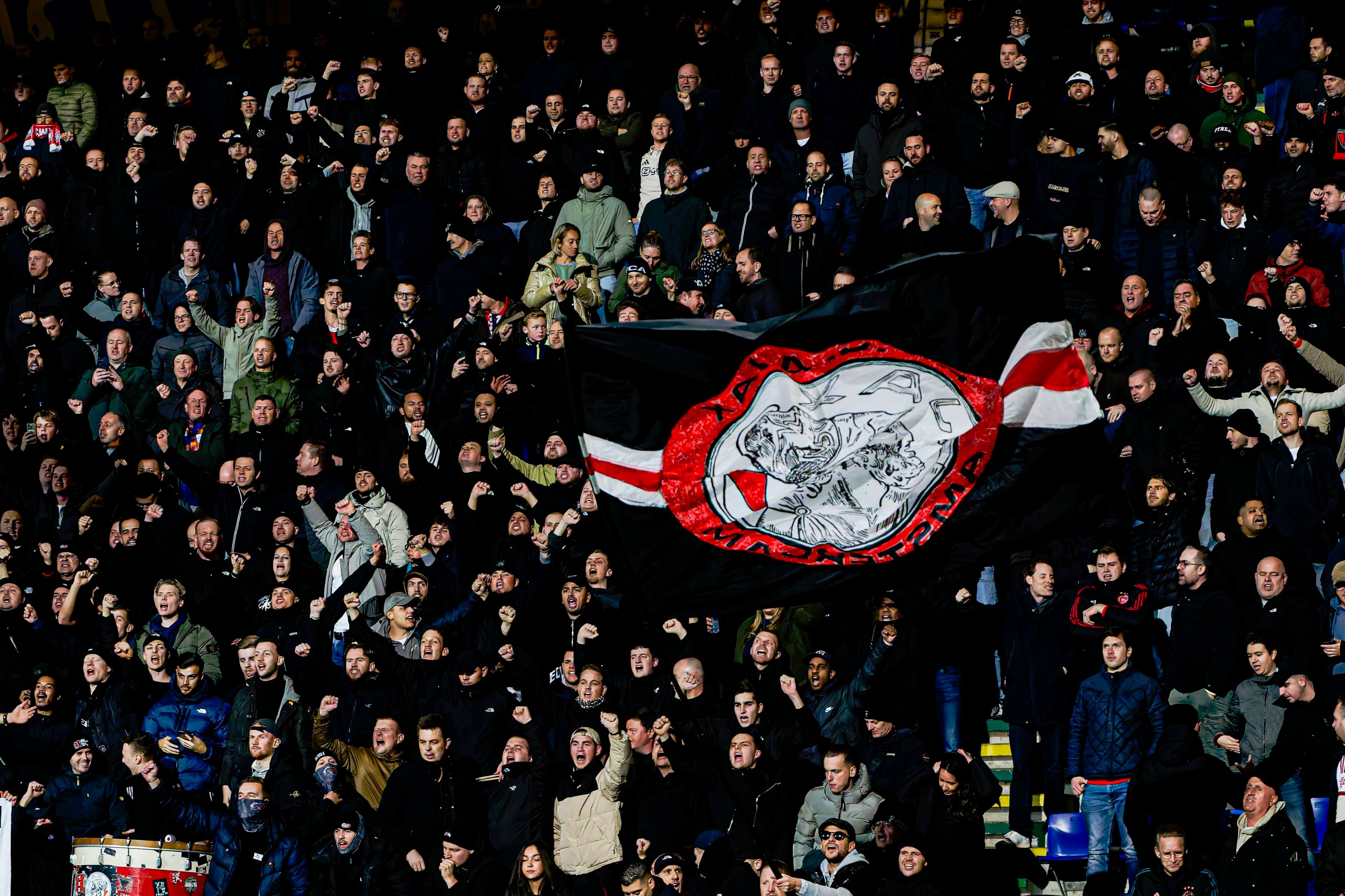 Kijkers verafschuwen walgelijk spreekkoor van Ajax-fans dat minutenlang doorgaat
