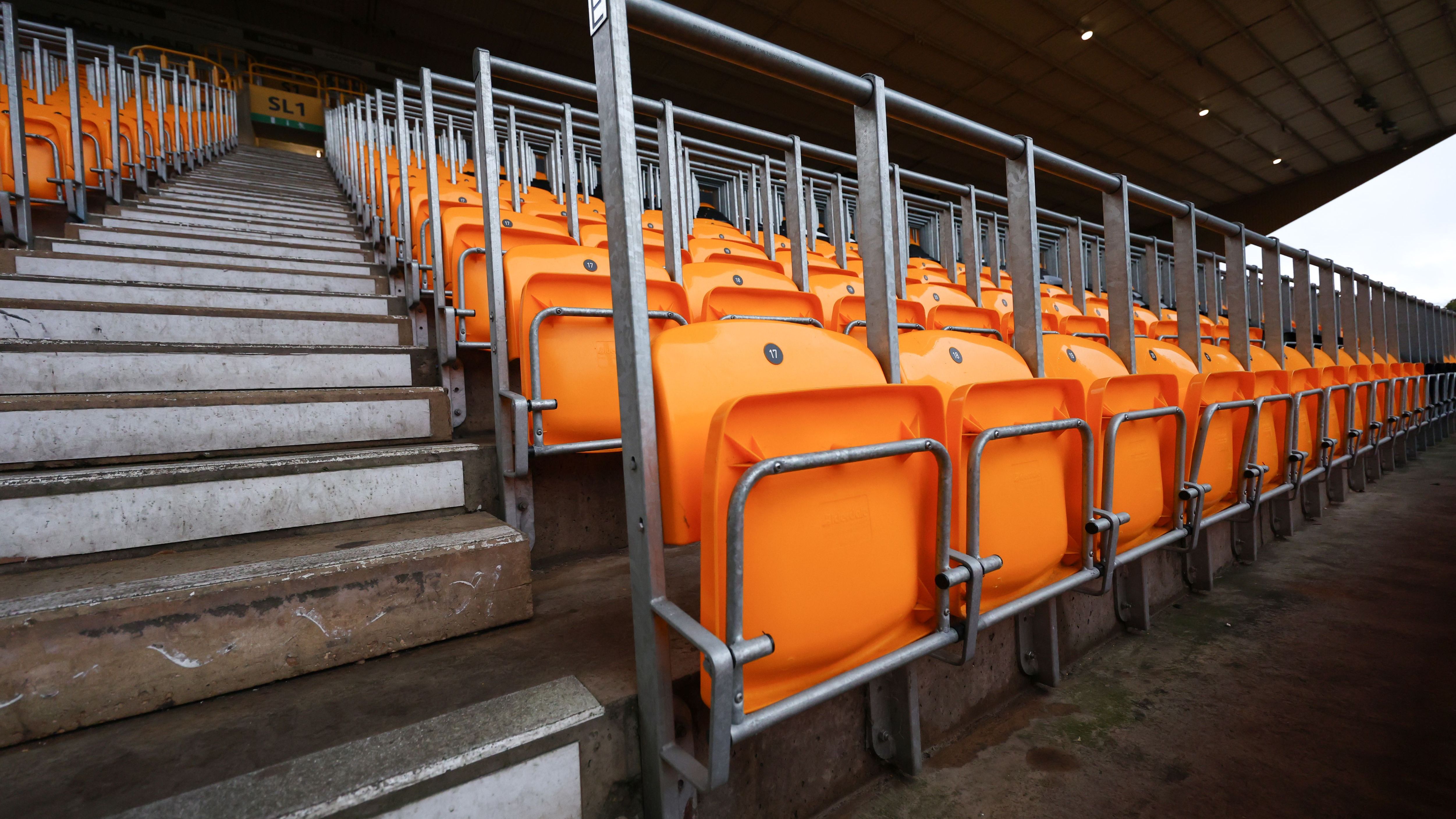 Ajax Heeft Interesse in Wolverhampton Spits te Midden van Chaos