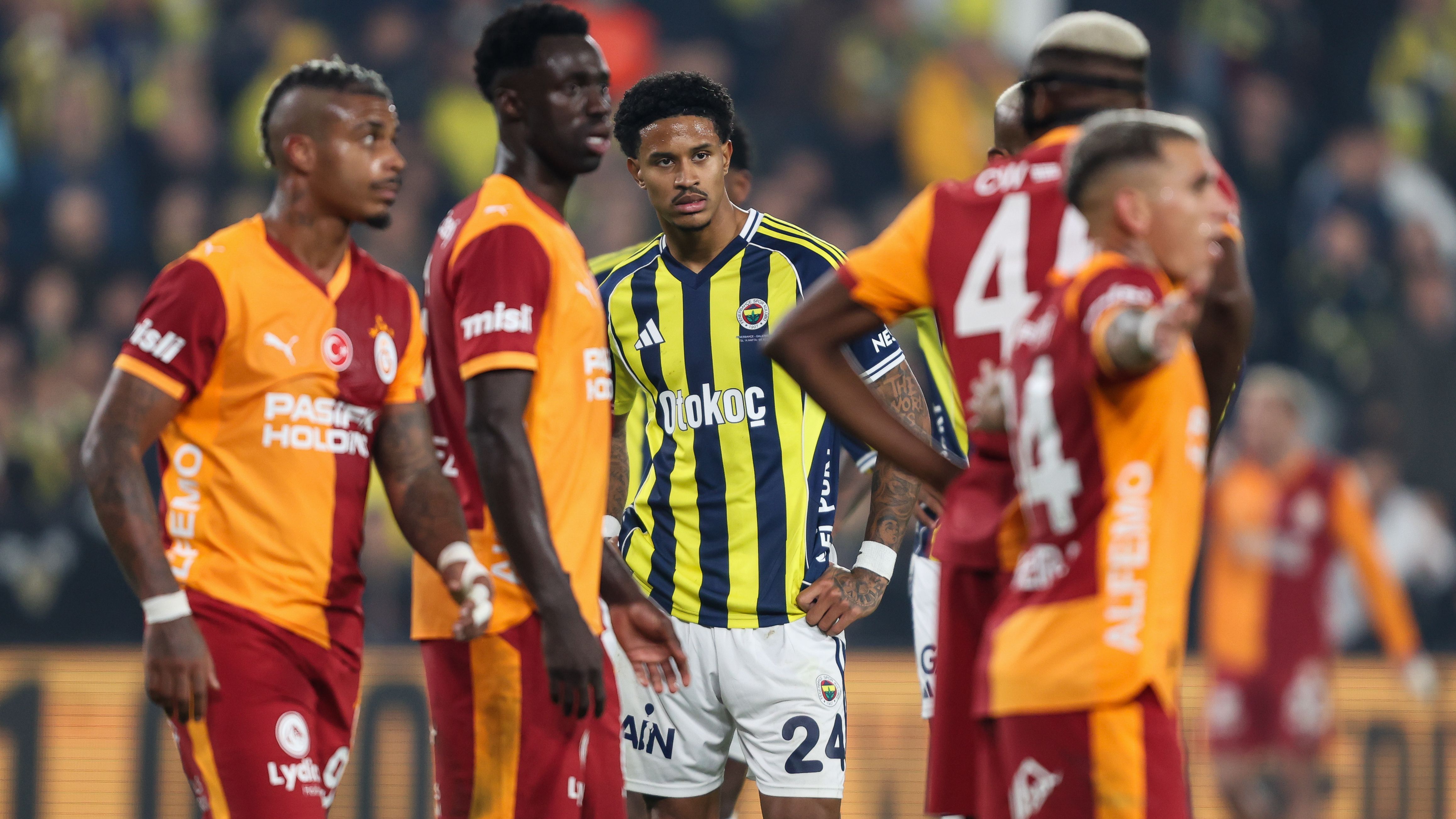 Oosterwolde speelt ongelukkige rol in pijnlijke nederlaag Fenerbahçe tegen Galatasaray