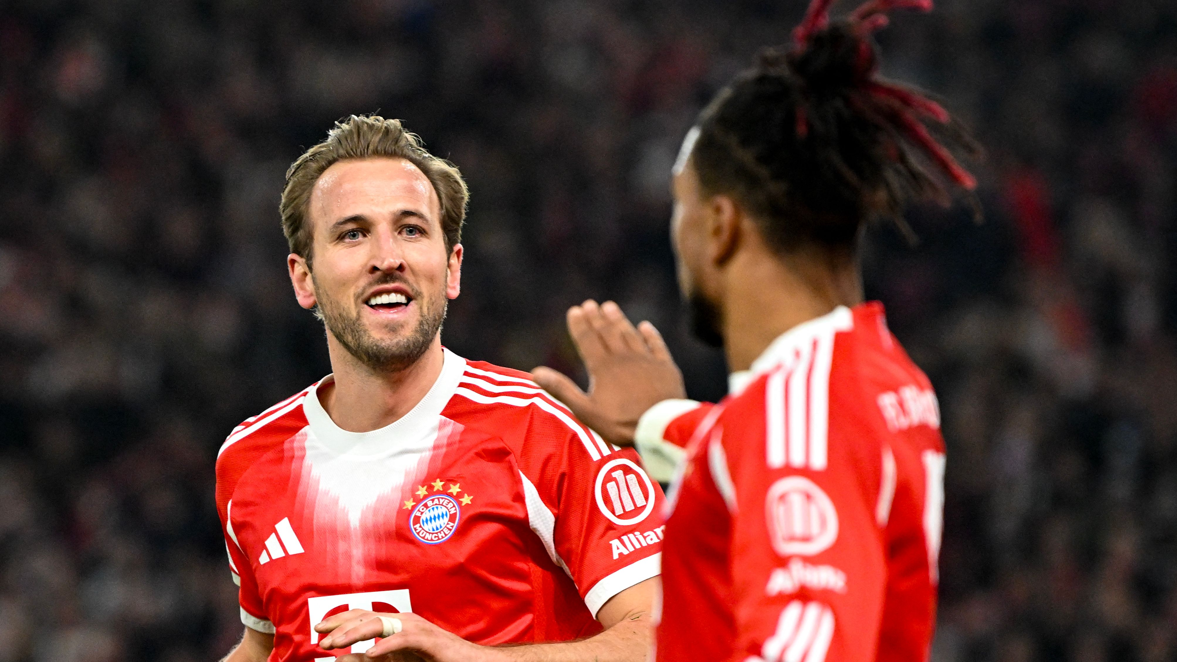 Bayern München laat na fenomenale invalbeurt Harry Kane niets heel van VfB Stuttgart