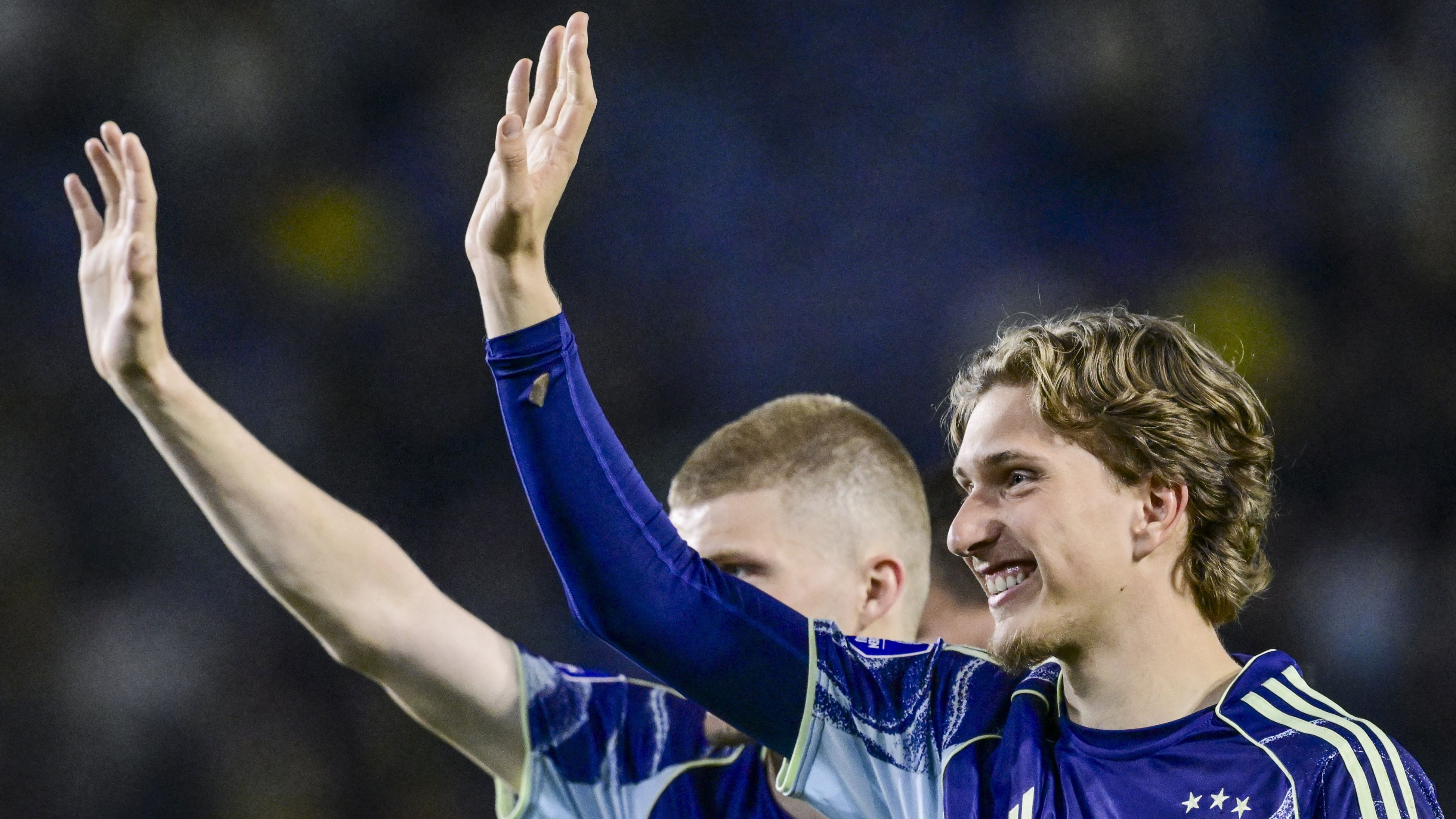 Ajax Bereidt Grootse Transferplannen Voor: Verkoop Mika Godts als Sleutelfactor