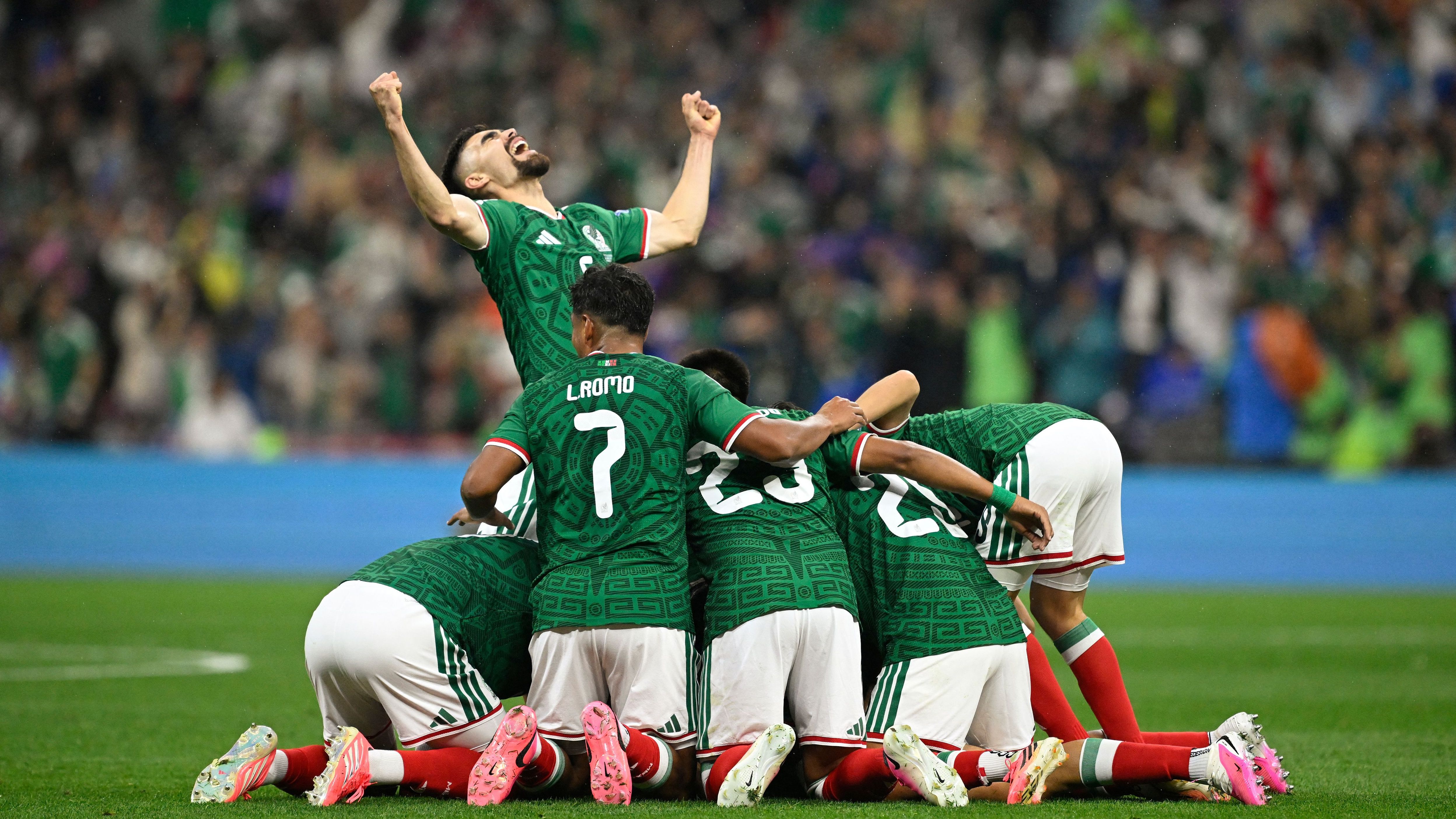 Mexico breekt 40 jaar vloek in de Azteca — photo: Voetbalzone