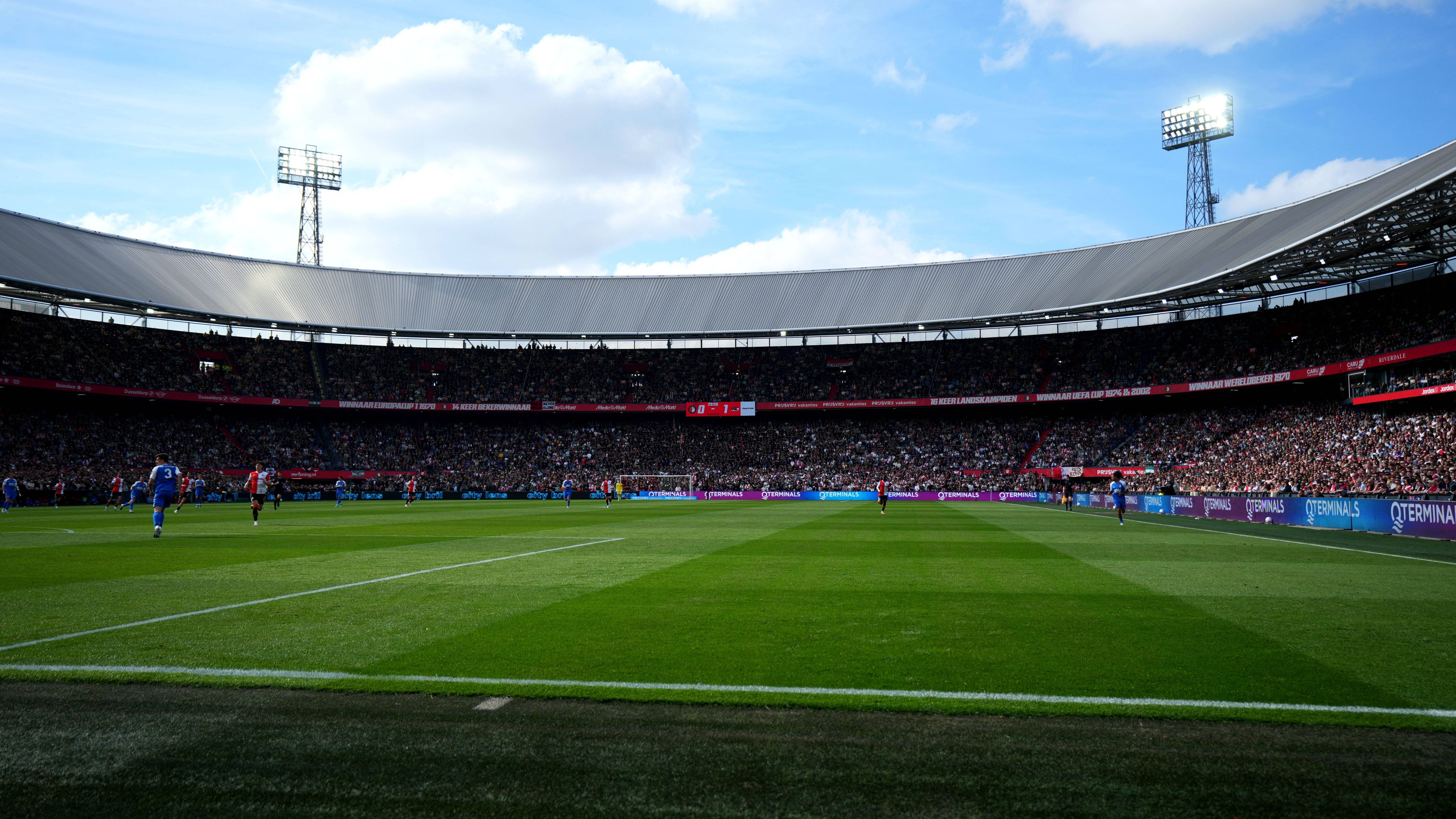 Feyenoord Rechtsback Givairo Read Op Weg Naar Nottingham Forest