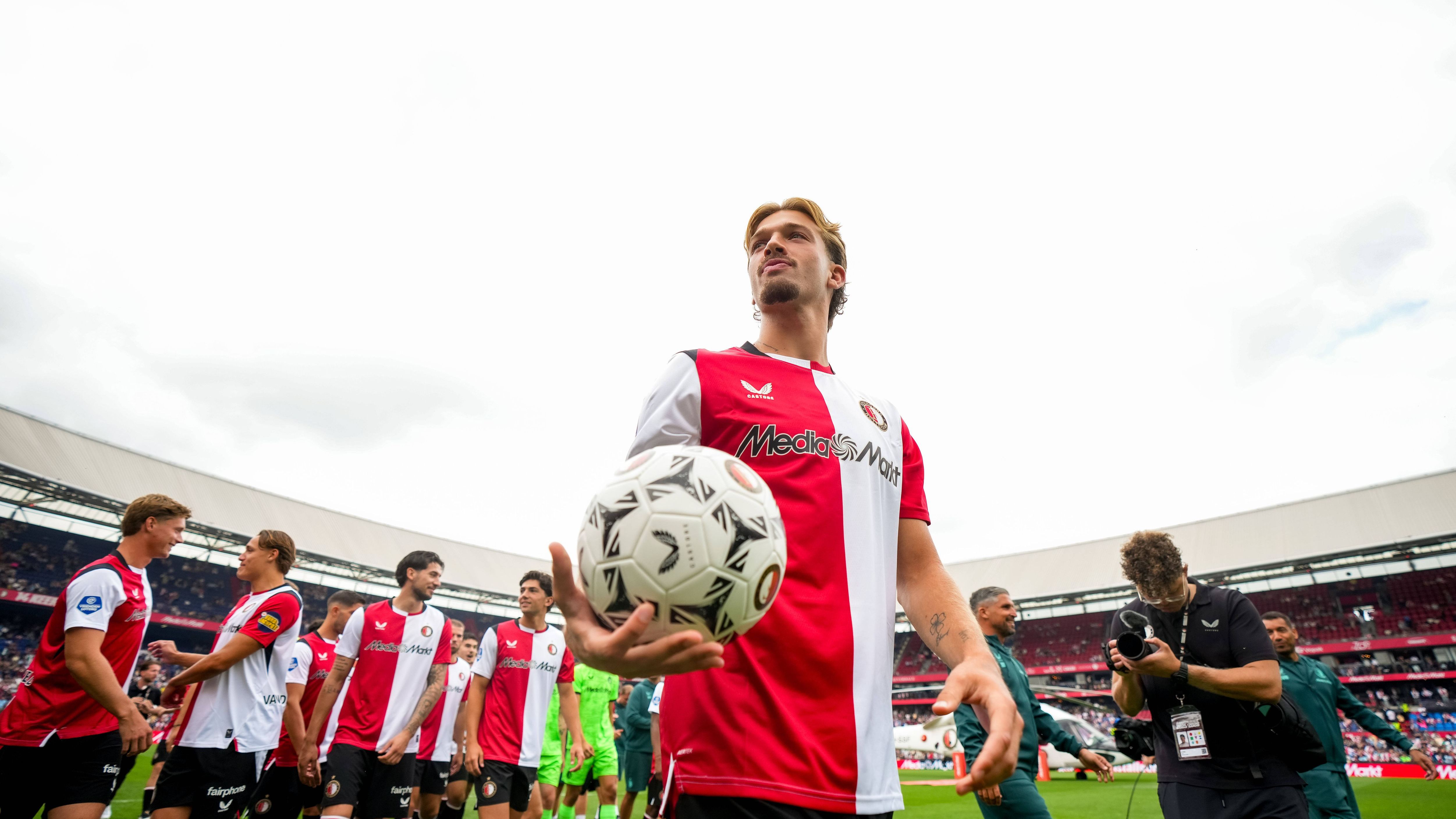 Feyenoord's Nieuwe Dynamiek: Shaqueel van Persie Blijft Standvastig