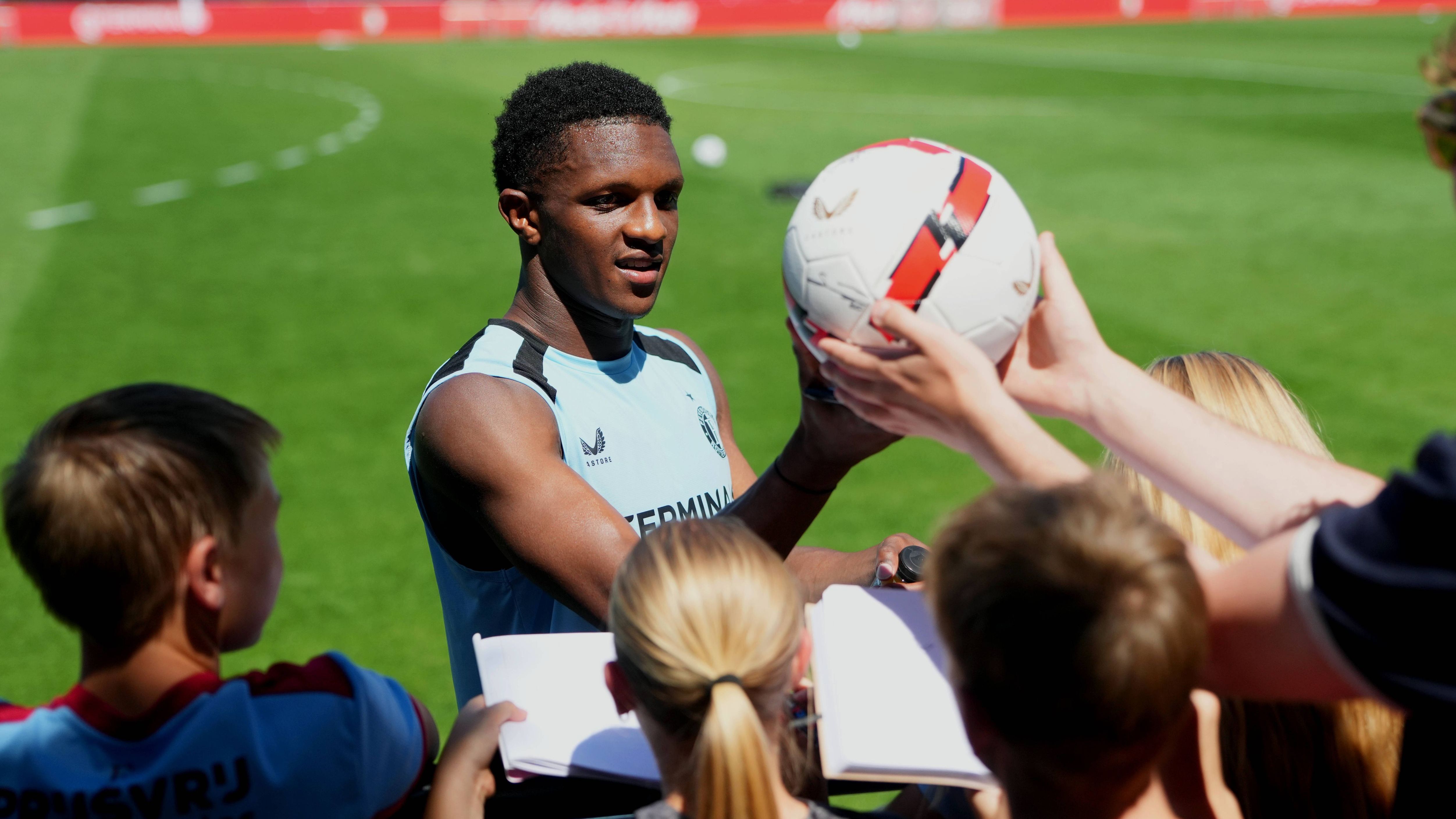 Feyenoord's Givairo Read Overweegt Interesse van Europese Clubs