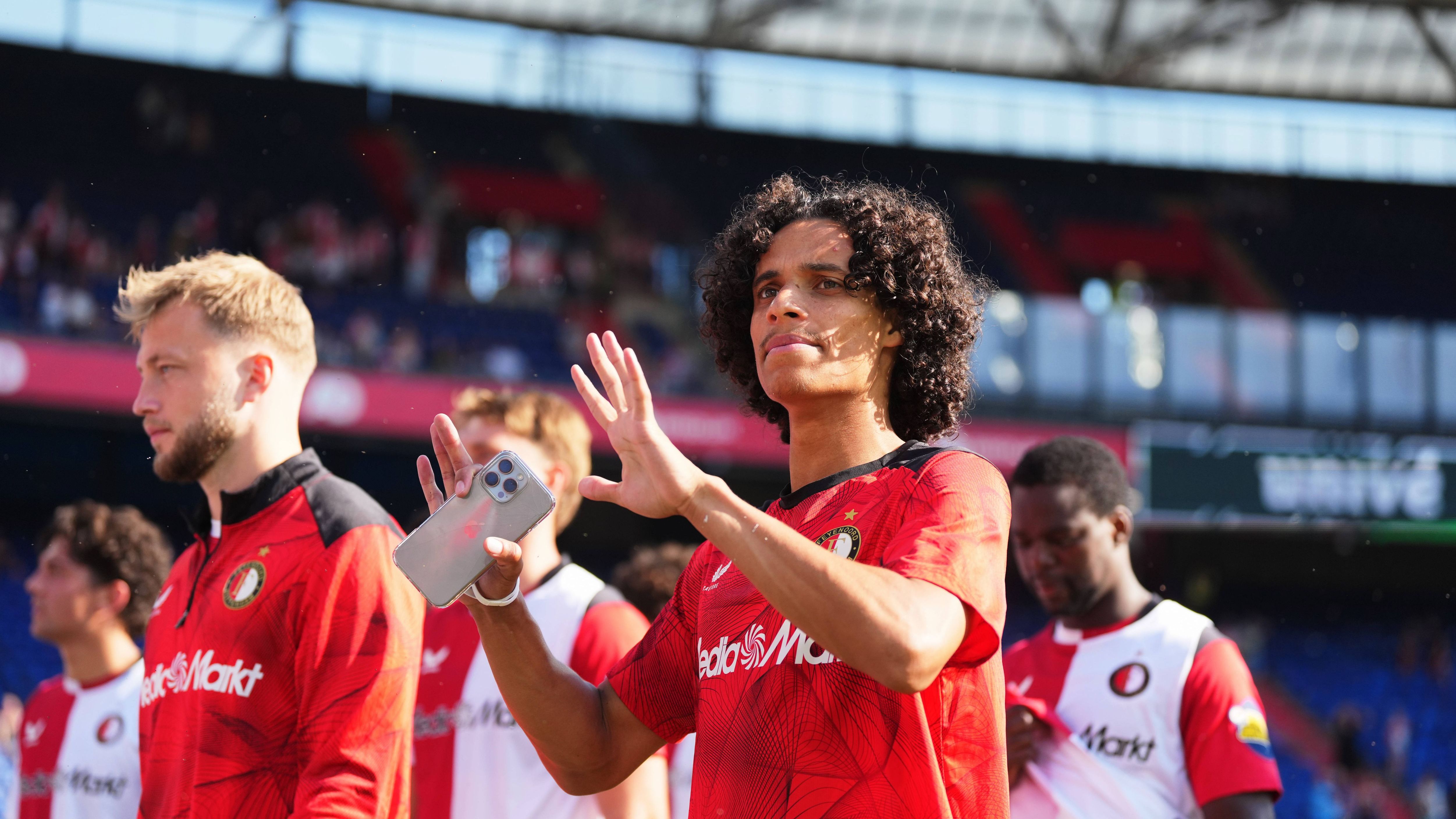 Feyenoord Presenteert Nieuwe Rugnummers: Signaal naar Gjivai Zechiël