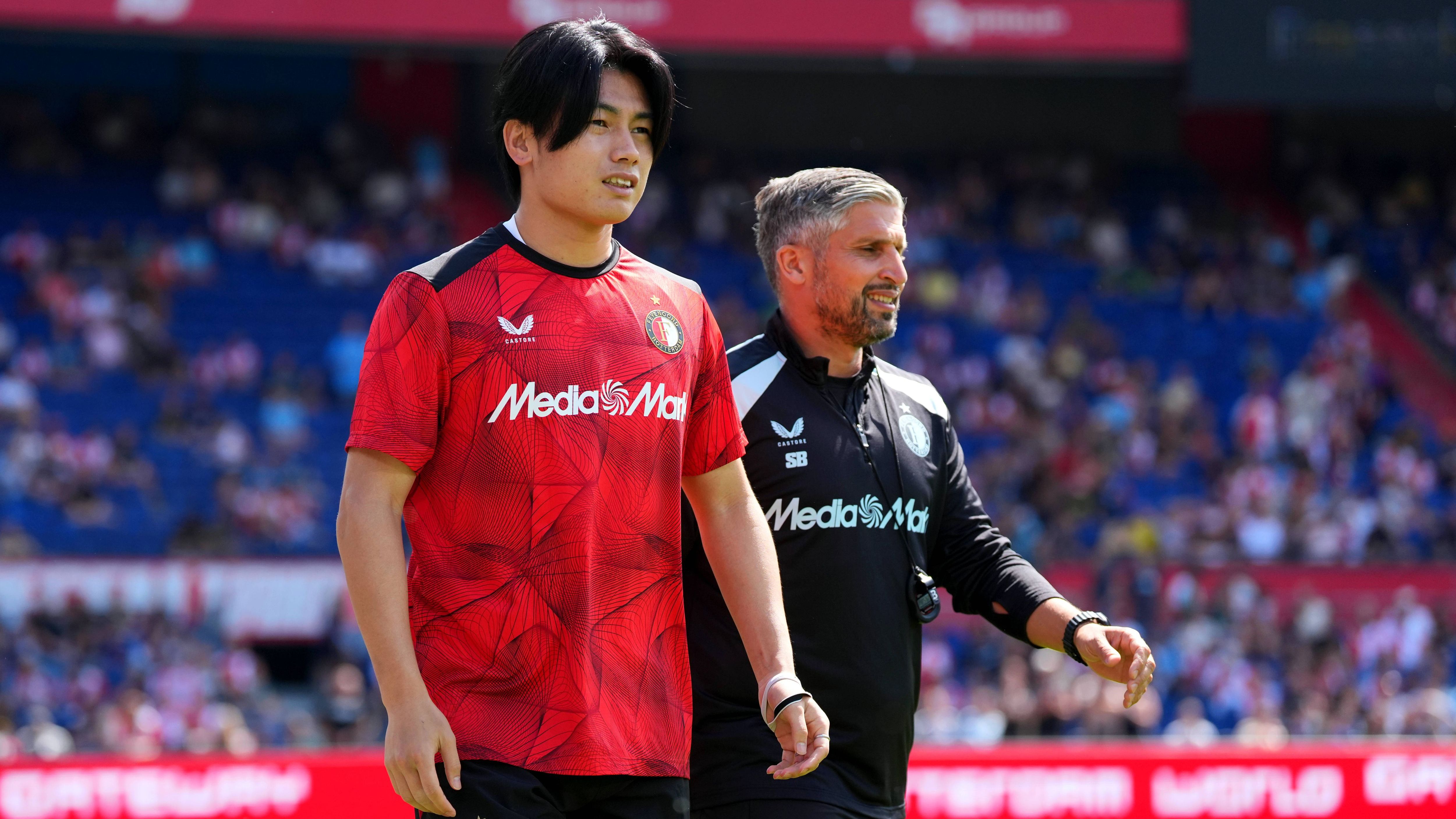 Feyenoord Overweegt Verkoop Ayase Ueda na Bod van Fenerbahçe