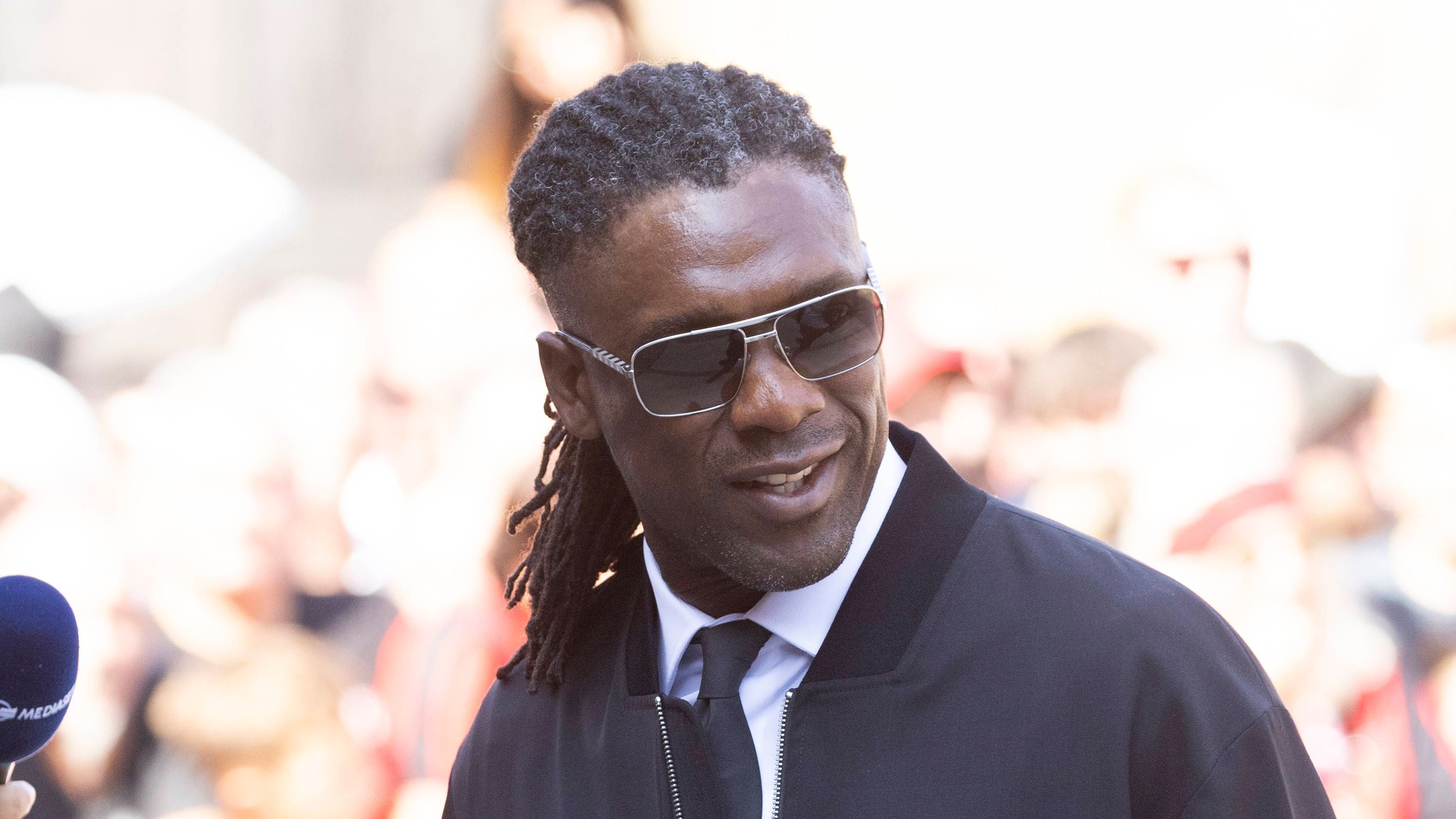 Louis van Gaal's Afschepen door KNVB: Seedorf's Column in de Schijnwerpers